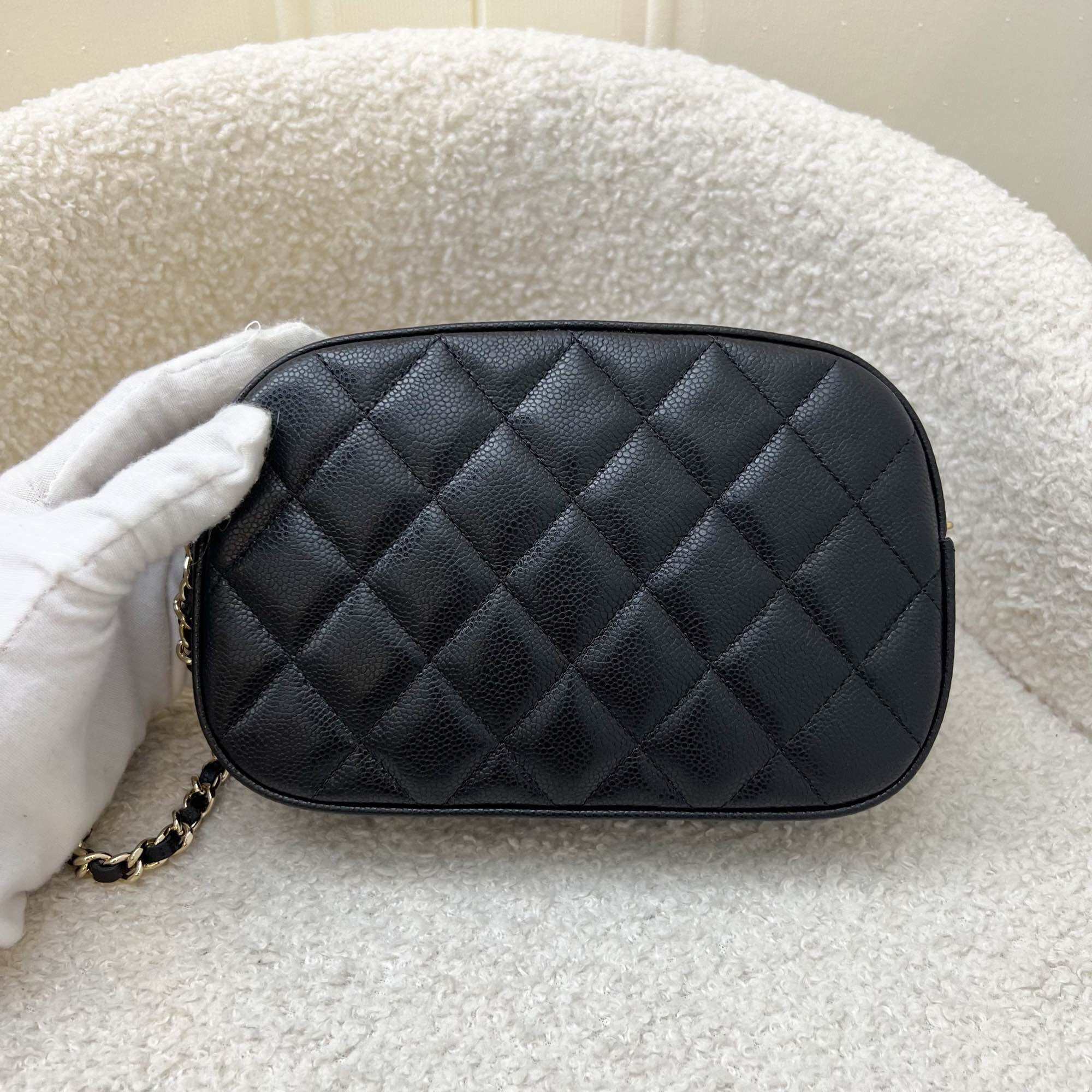 Bolsa para minicámara Chanel 24S en caviar negro y LGHW