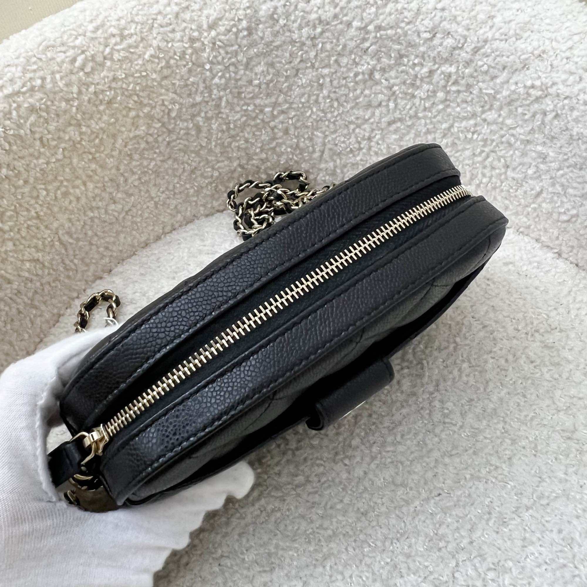 Bolsa para minicámara Chanel 24S en caviar negro y LGHW