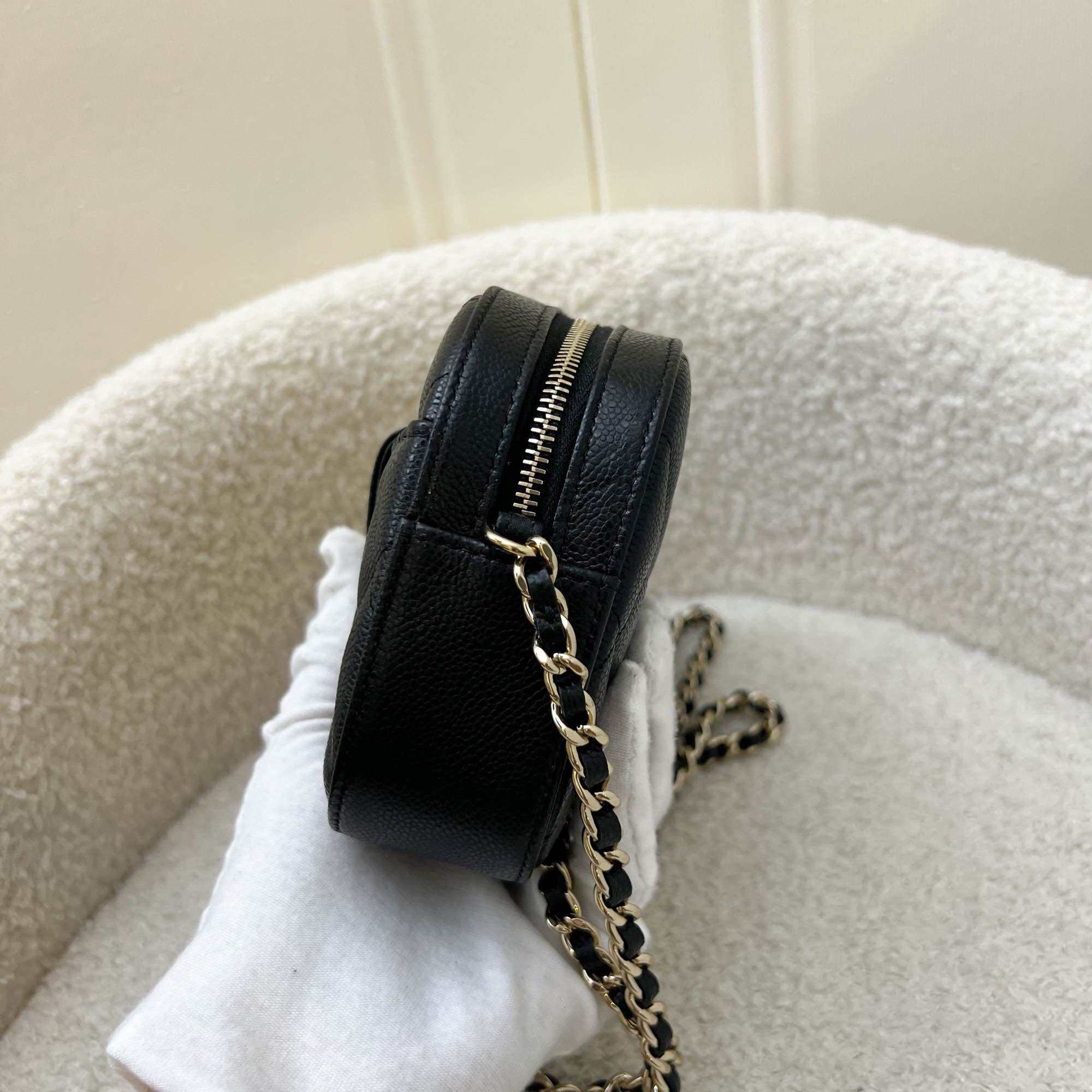 Bolsa para minicámara Chanel 24S en caviar negro y LGHW