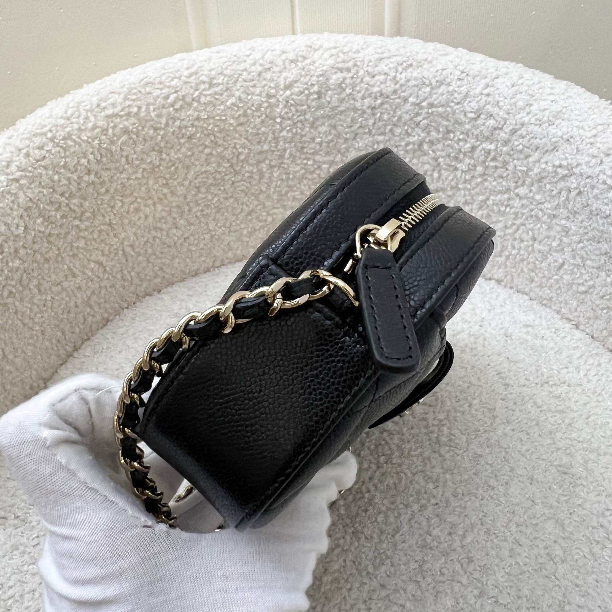 Bolsa para minicámara Chanel 24S en caviar negro y LGHW
