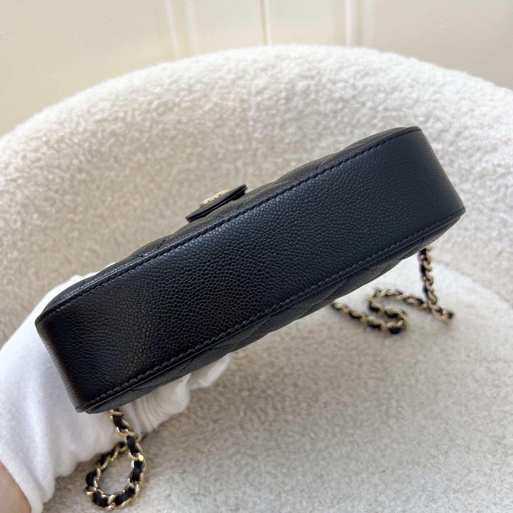 Bolsa para minicámara Chanel 24S en caviar negro y LGHW