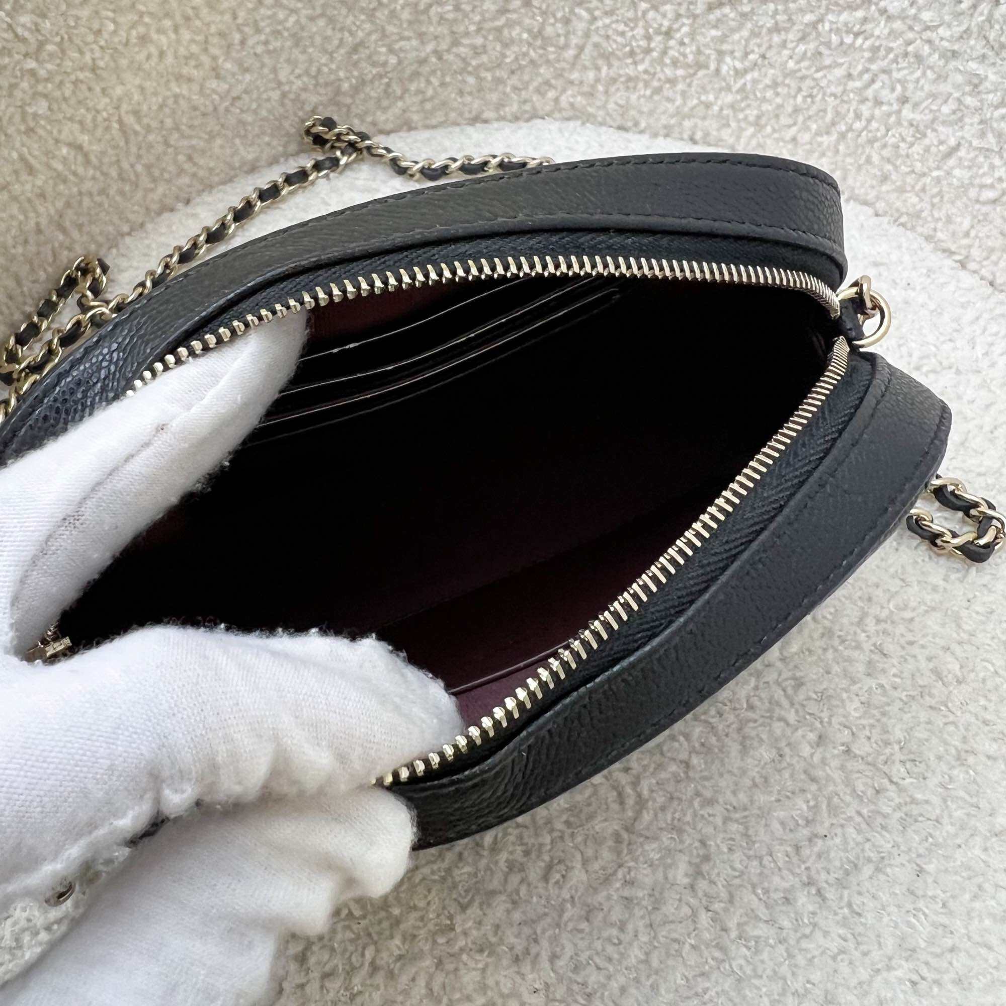 Bolsa para minicámara Chanel 24S en caviar negro y LGHW