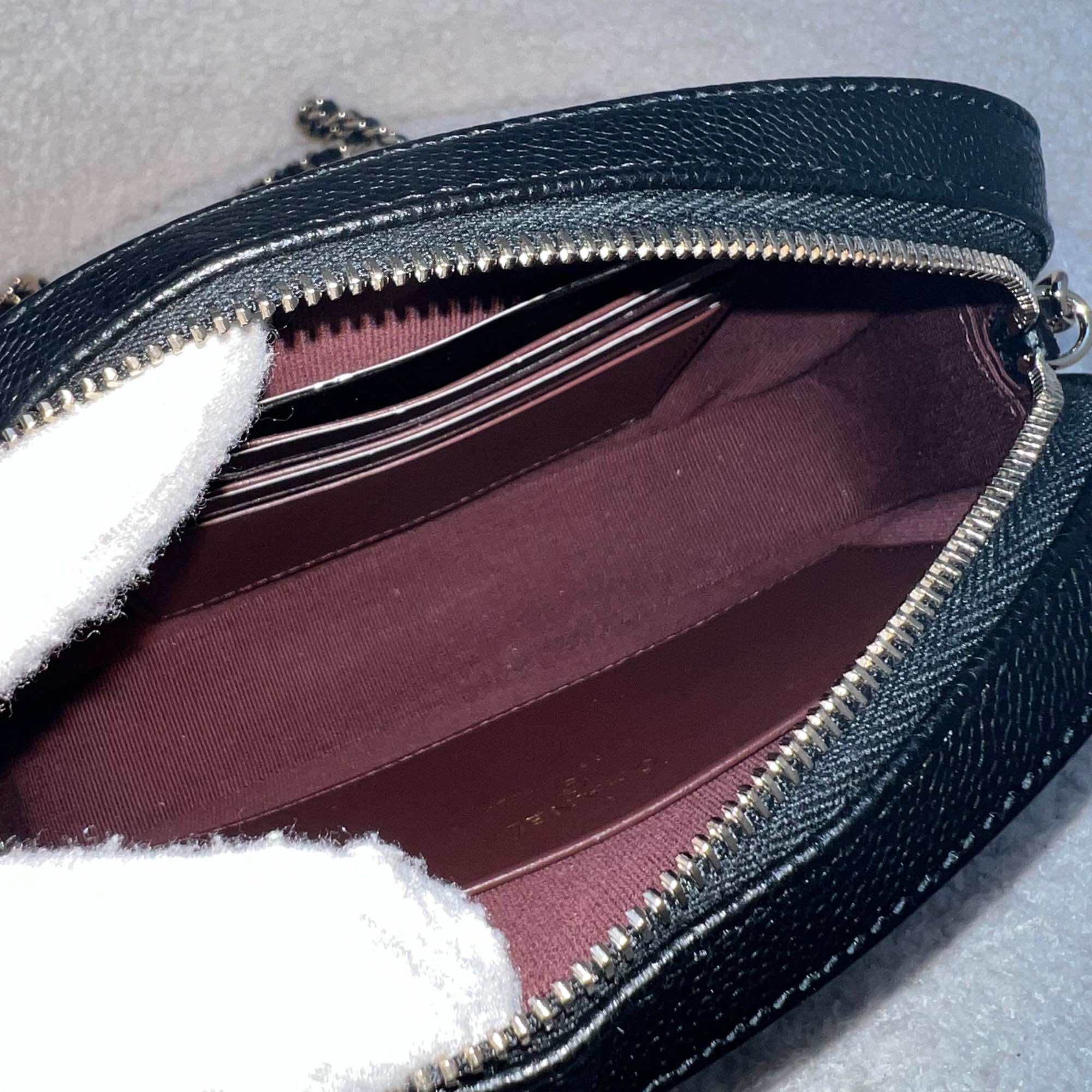 Bolsa para minicámara Chanel 24S en caviar negro y LGHW