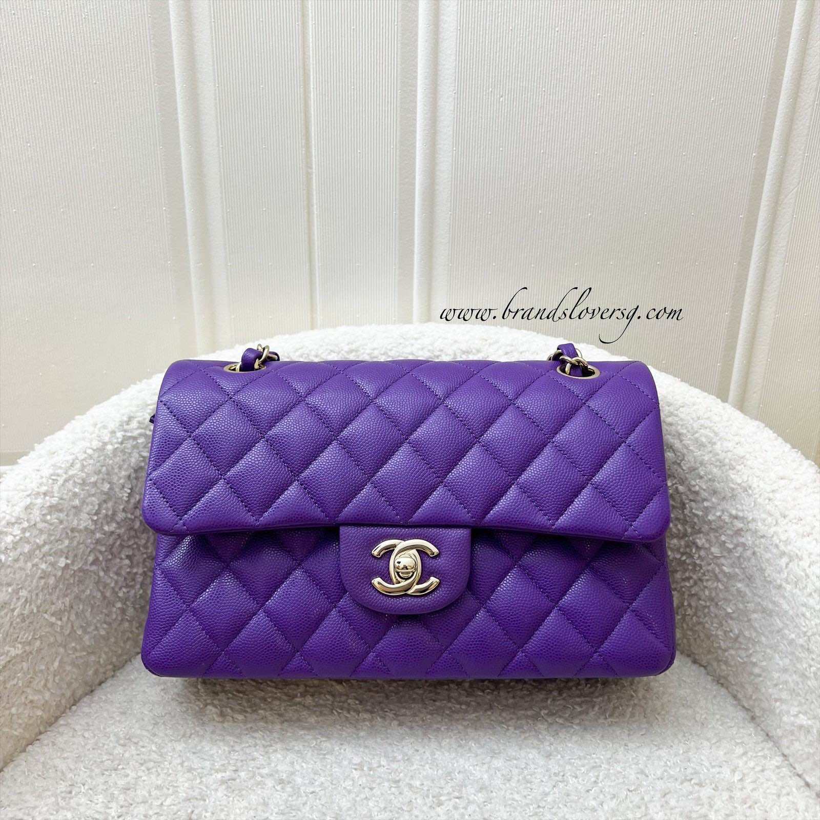 Chanel Small Classic Flap CF in caviale viola scuro 22A e LGHW