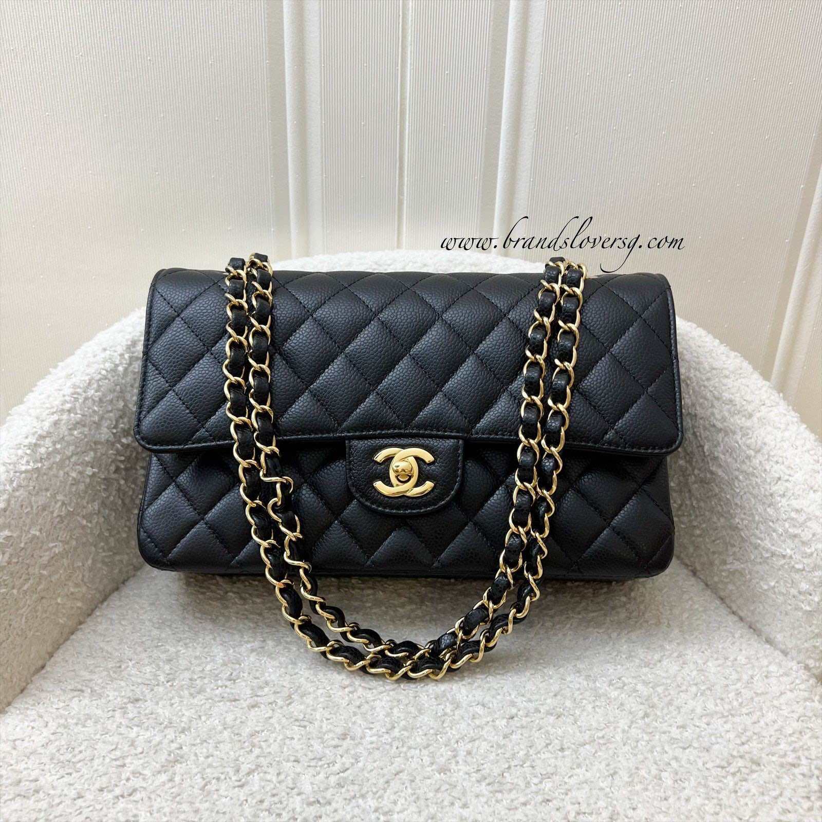 Chanel Medium Classic Flap CF in Black Caviar GHW (Modell: A01112)