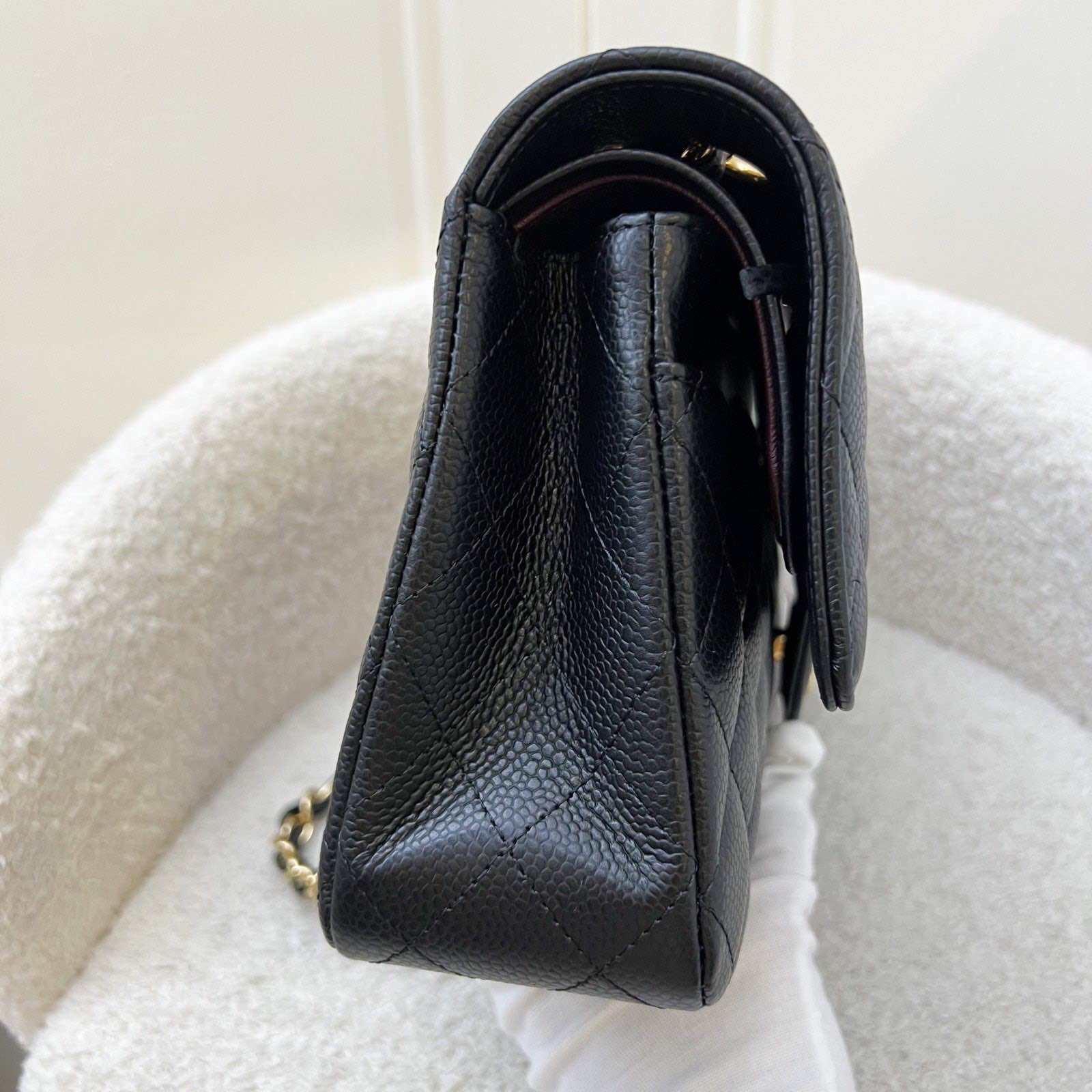 Chanel Medium Classic Flap CF dalam warna Black Caviar GHW (Model: A01112)