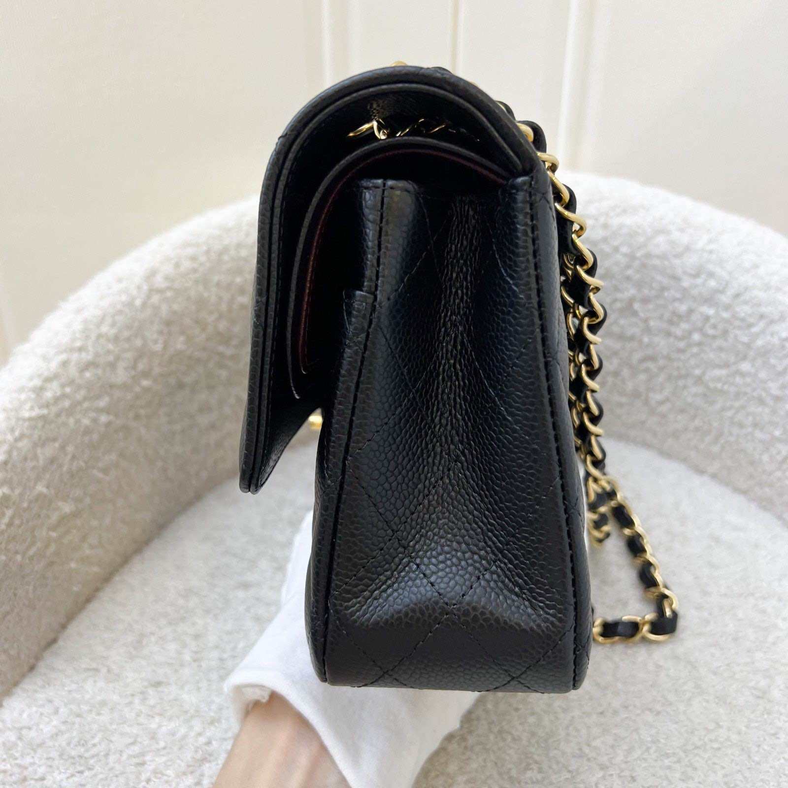 Chanel Medium Classic Flap CF dalam warna Black Caviar GHW (Model: A01112)