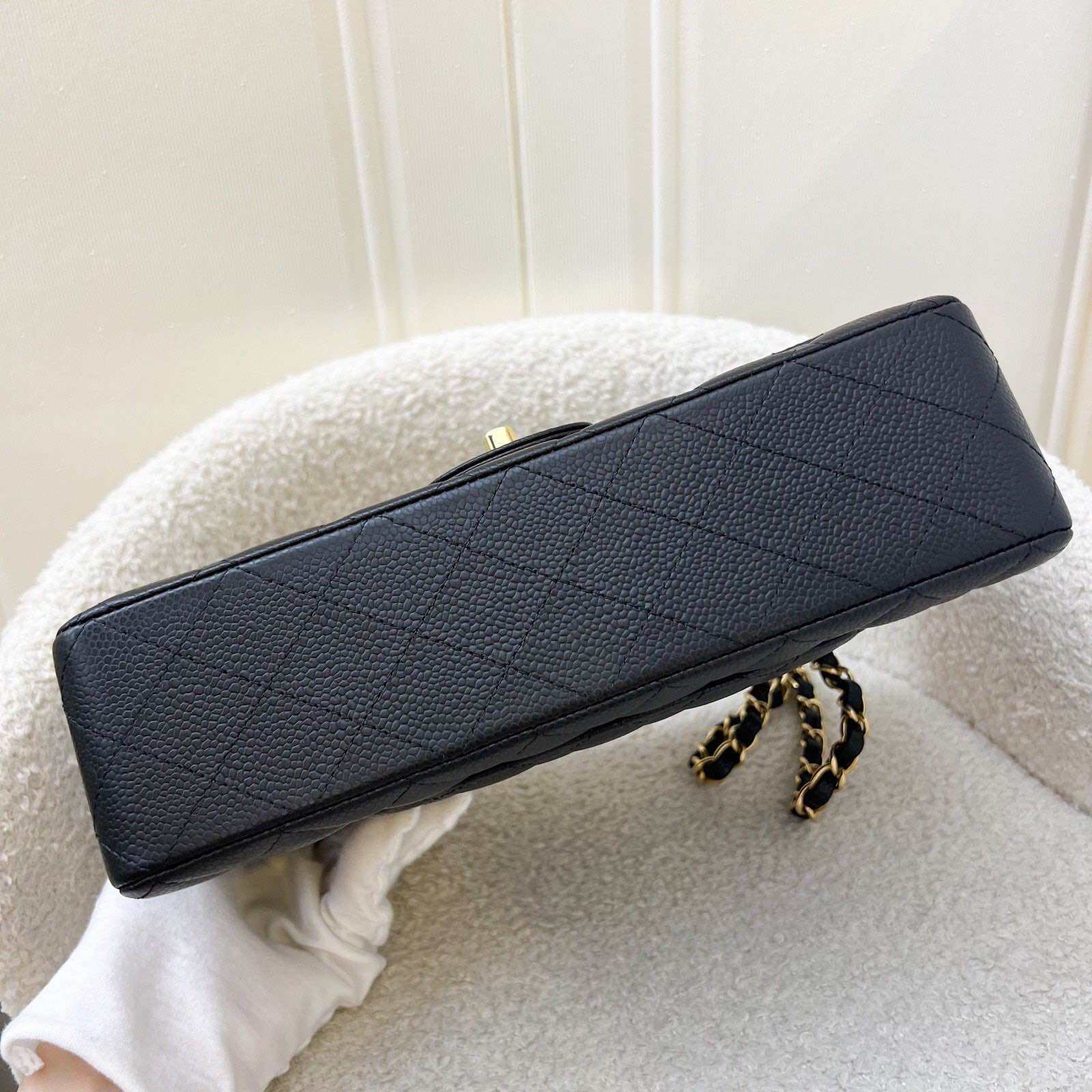 Chanel Medium Classic Flap CF dalam warna Black Caviar GHW (Model: A01112)