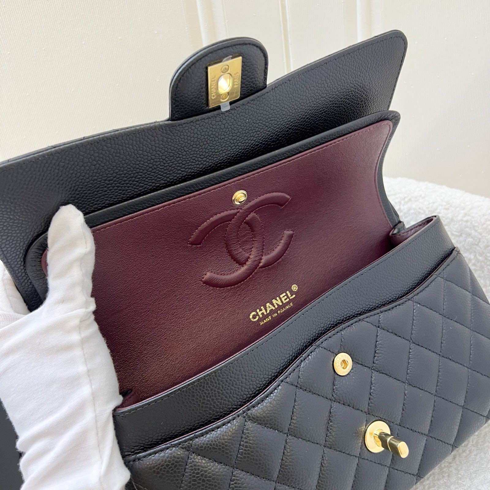 Chanel Medium Classic Flap CF dalam warna Black Caviar GHW (Model: A01112)
