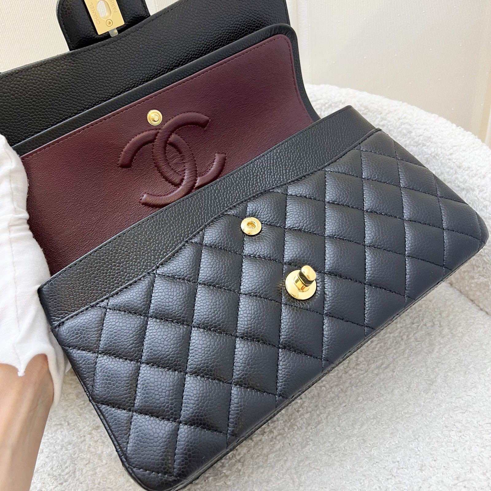 Chanel Medium Classic Flap CF dalam warna Black Caviar GHW (Model: A01112)
