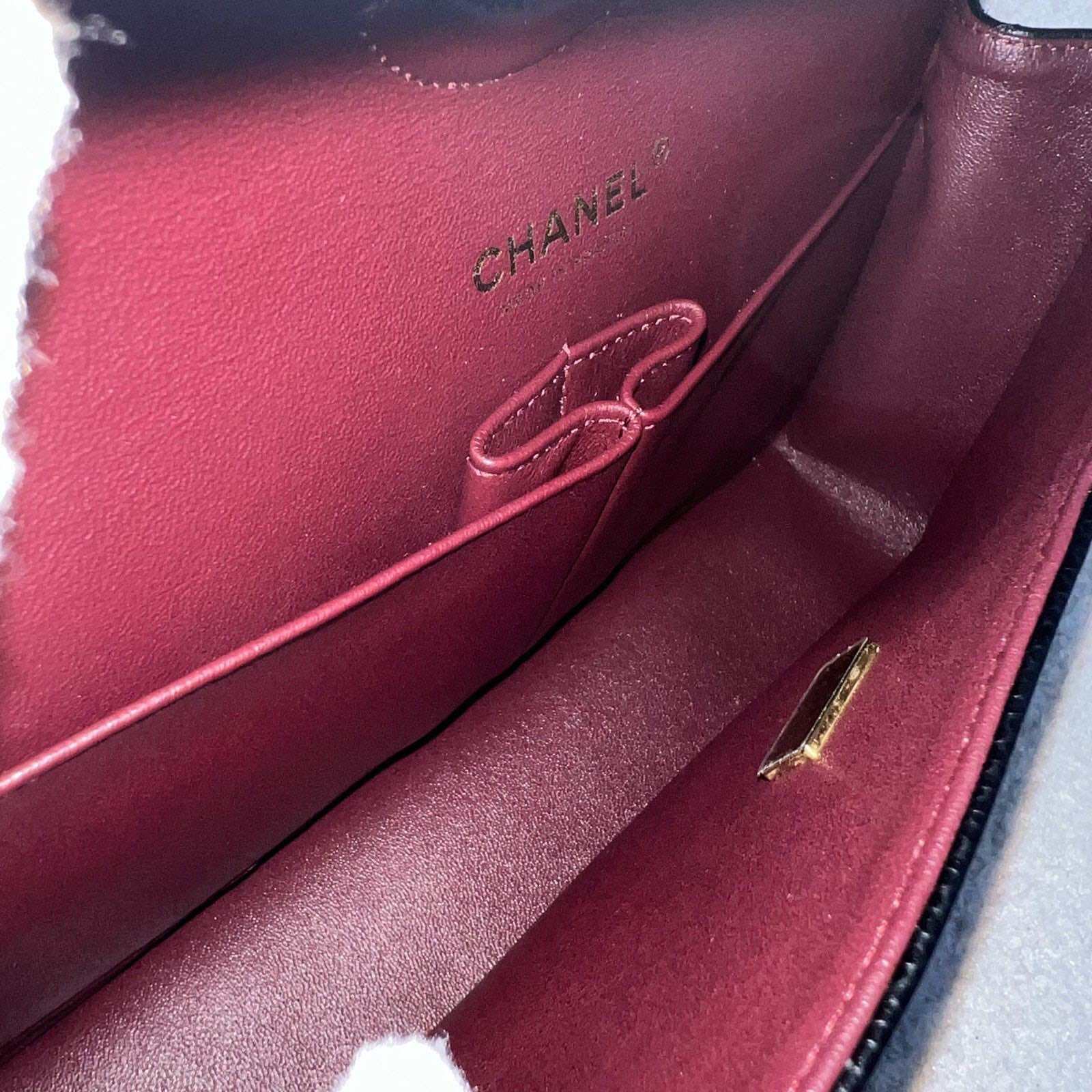Chanel Medium Classic Flap CF dalam warna Black Caviar GHW (Model: A01112)