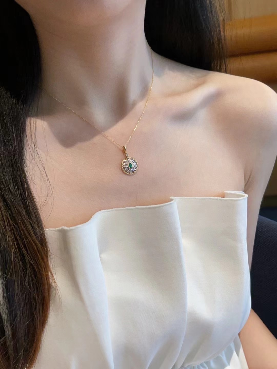 Montagne Jewelry สร้อยคอทองคำบริสุทธิ์ 18k สำหรับผู้หญิง ดีไซน์ดอกทานตะวันประดับเพชร อัญมณีสีเขียวธรรมชาติ จี้มรกต
