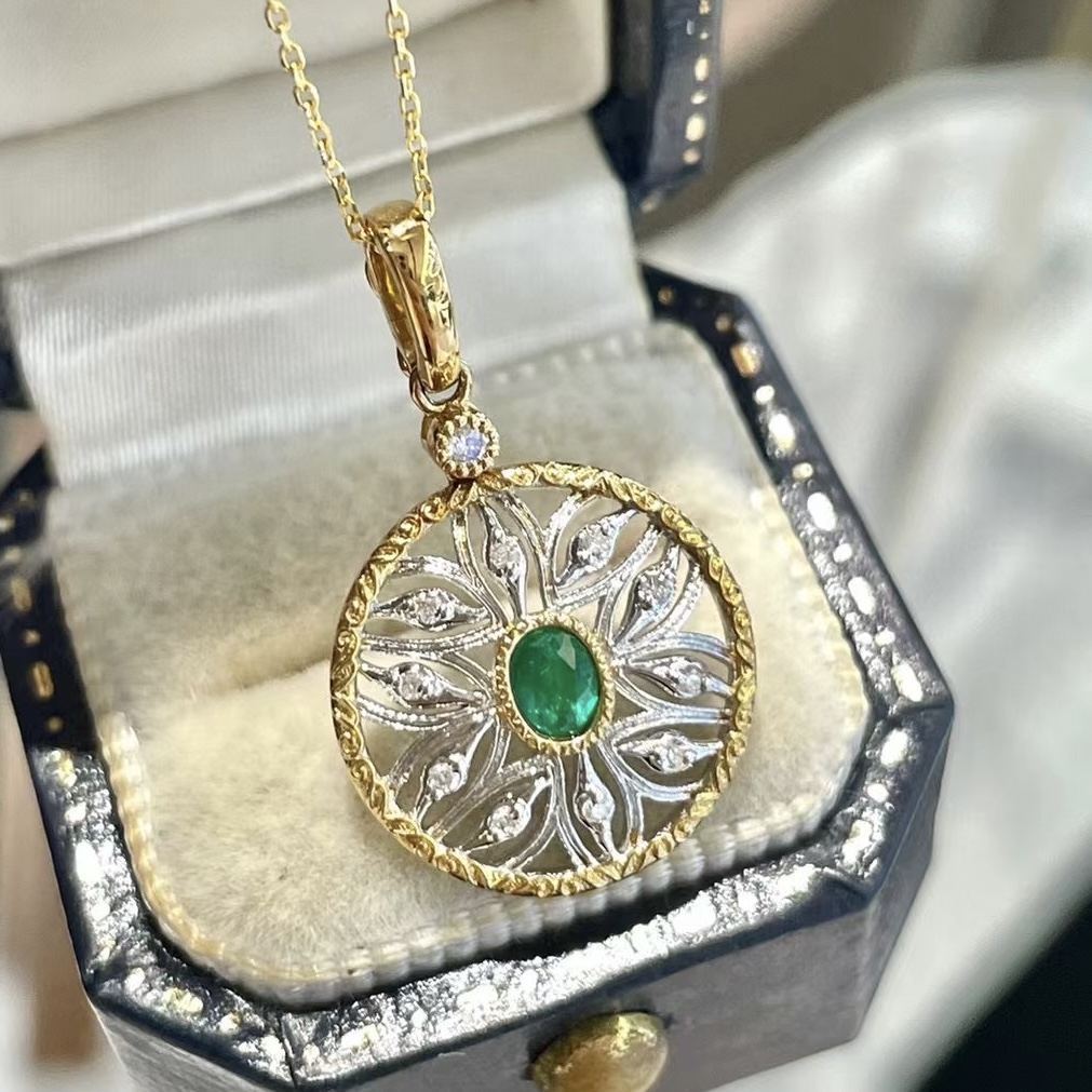 Montagne Jewelry สร้อยคอทองคำบริสุทธิ์ 18k สำหรับผู้หญิง ดีไซน์ดอกทานตะวันประดับเพชร อัญมณีสีเขียวธรรมชาติ จี้มรกต