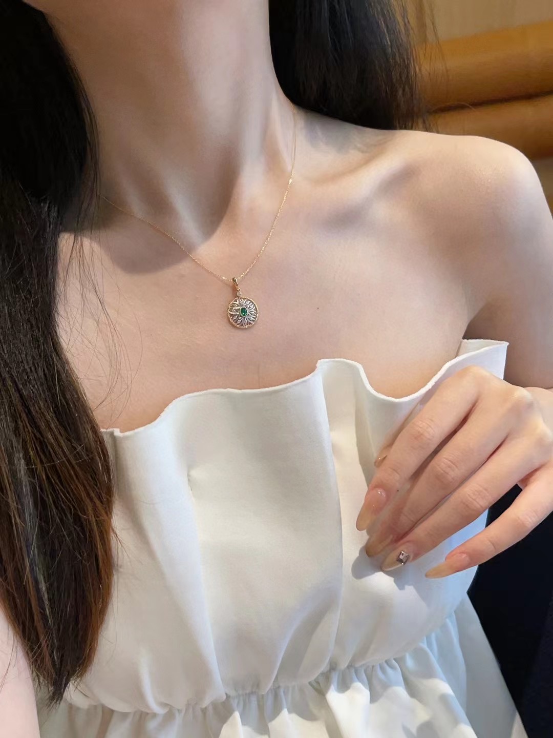 Montagne Jewelry สร้อยคอทองคำบริสุทธิ์ 18k สำหรับผู้หญิง ดีไซน์ดอกทานตะวันประดับเพชร อัญมณีสีเขียวธรรมชาติ จี้มรกต