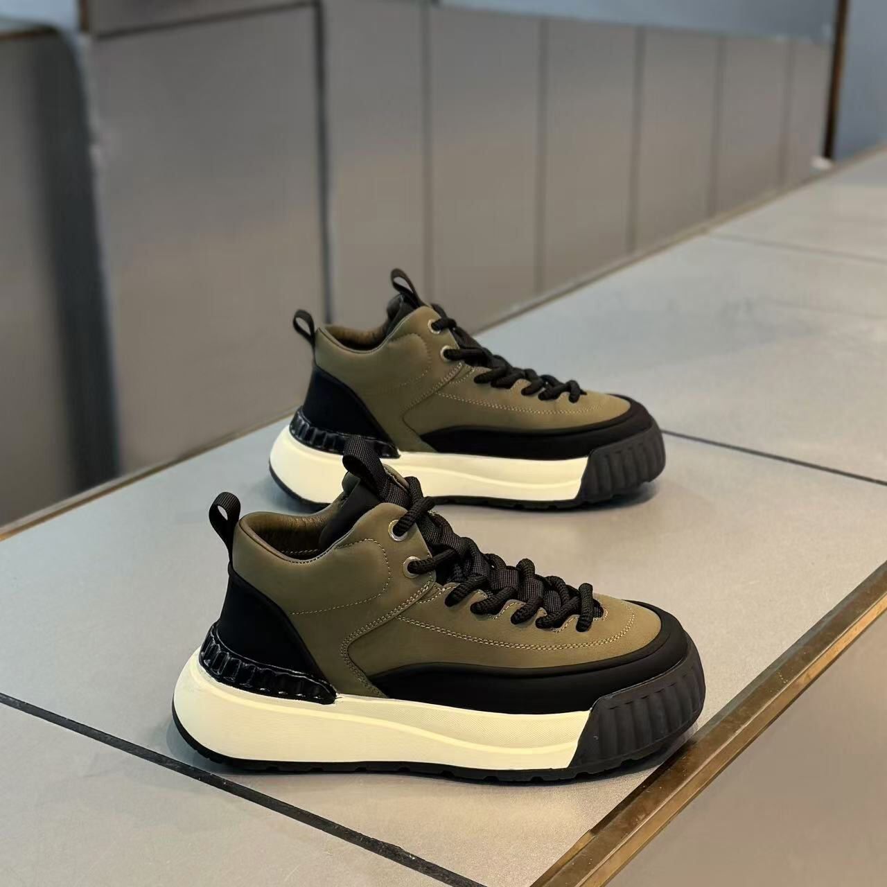 Scarpe casual sportive comode e antiscivolo da uomo alla moda con tacco spesso progettate per stile e funzionalità