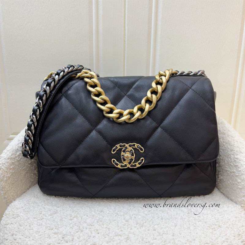 Falda media/grande Chanel 19 in pelle di agnello nera e HW tricolore