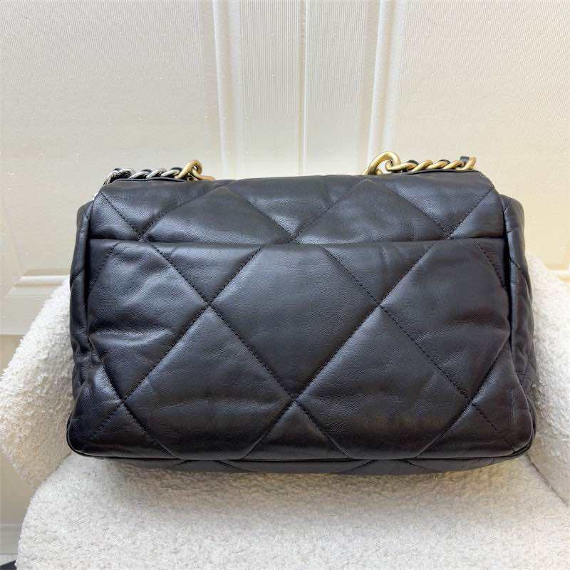 Falda media/grande Chanel 19 in pelle di agnello nera e HW tricolore