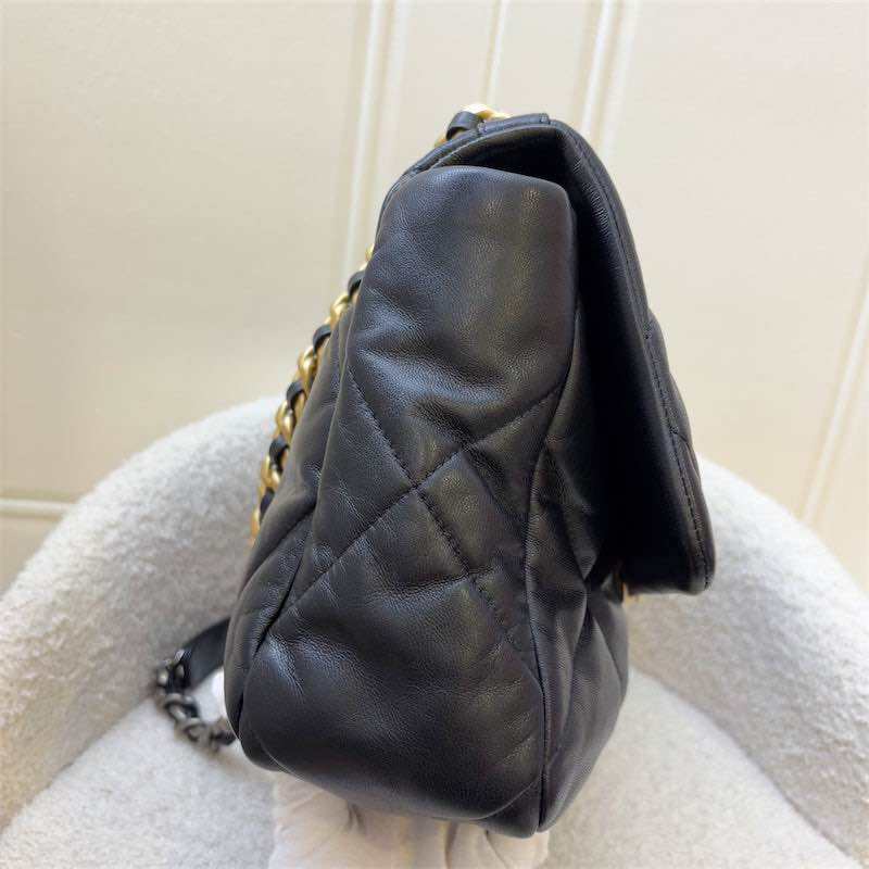 Falda media/grande Chanel 19 in pelle di agnello nera e HW tricolore