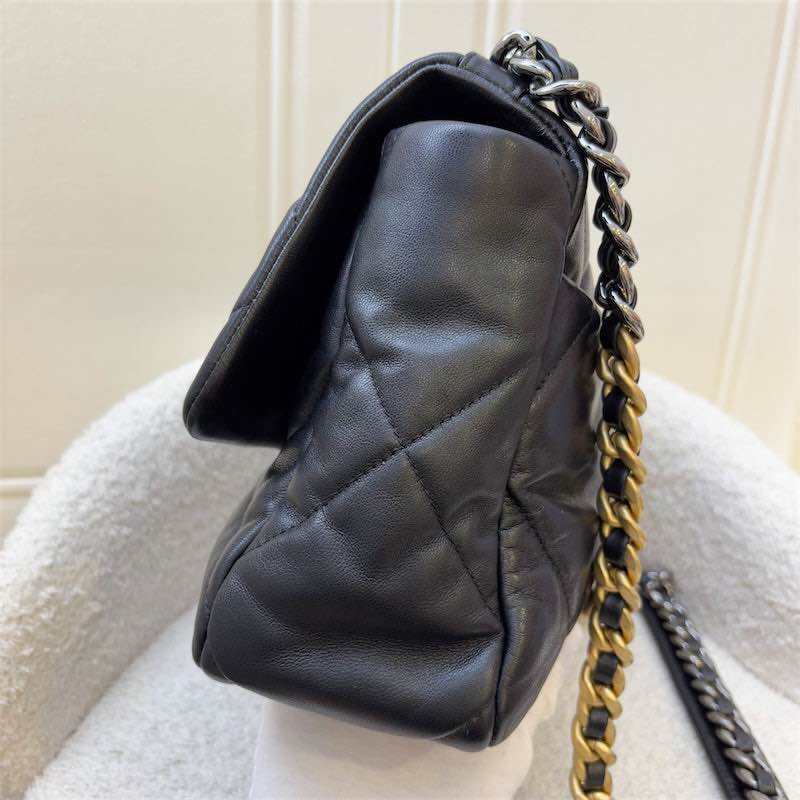 Falda media/grande Chanel 19 in pelle di agnello nera e HW tricolore