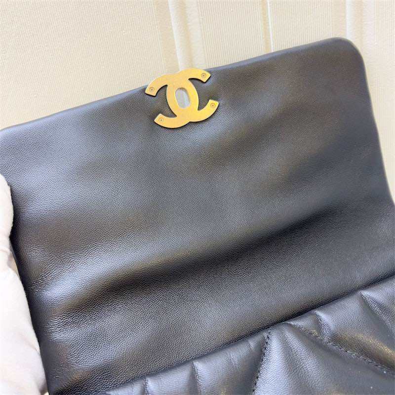 Falda media/grande Chanel 19 in pelle di agnello nera e HW tricolore