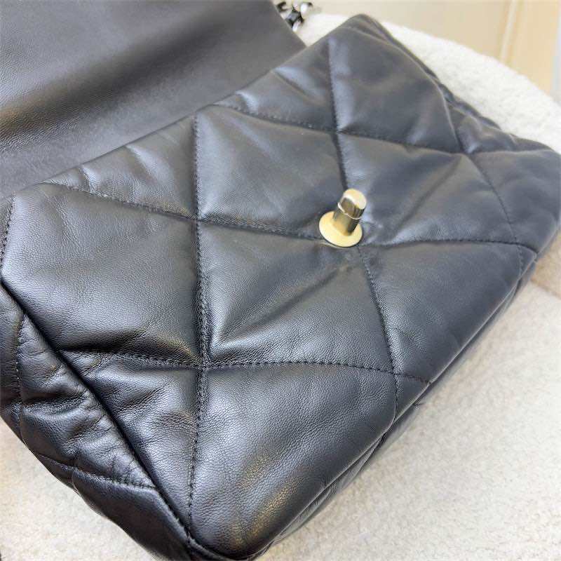 Falda media/grande Chanel 19 in pelle di agnello nera e HW tricolore