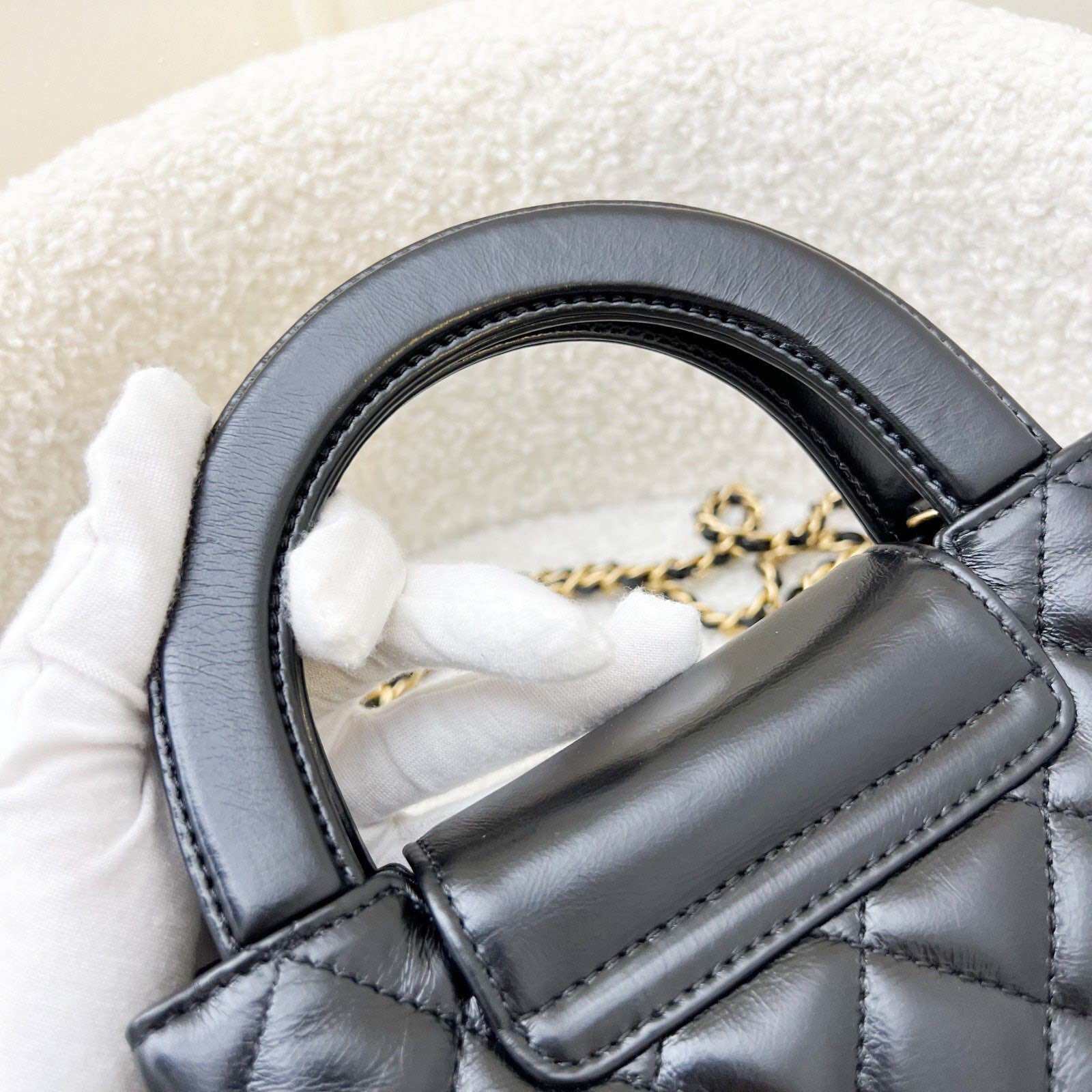 Chanel Mini / Small Kelly Bag in Black Shiny Distressed Calfskin and AGHW · v6