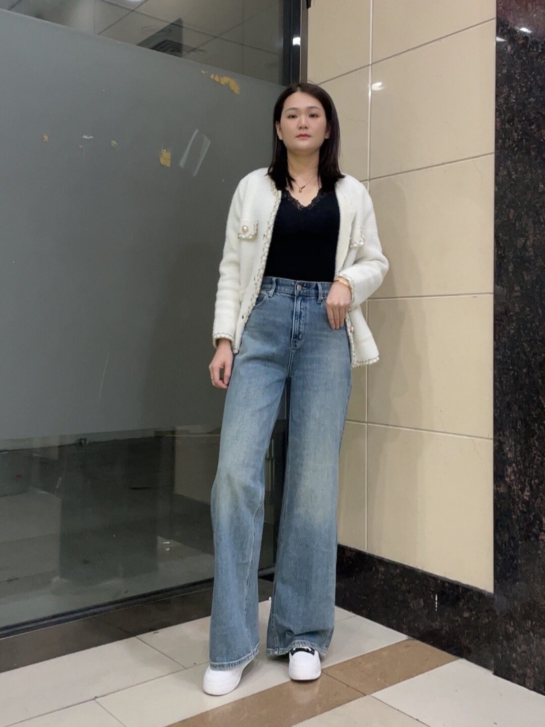 MiniJeans blu nuovi di zecca con elastico a vita alta elasticizzati a gamba larga dal taglio dritto che allungano le gambe e nascondono pantaloni di carne