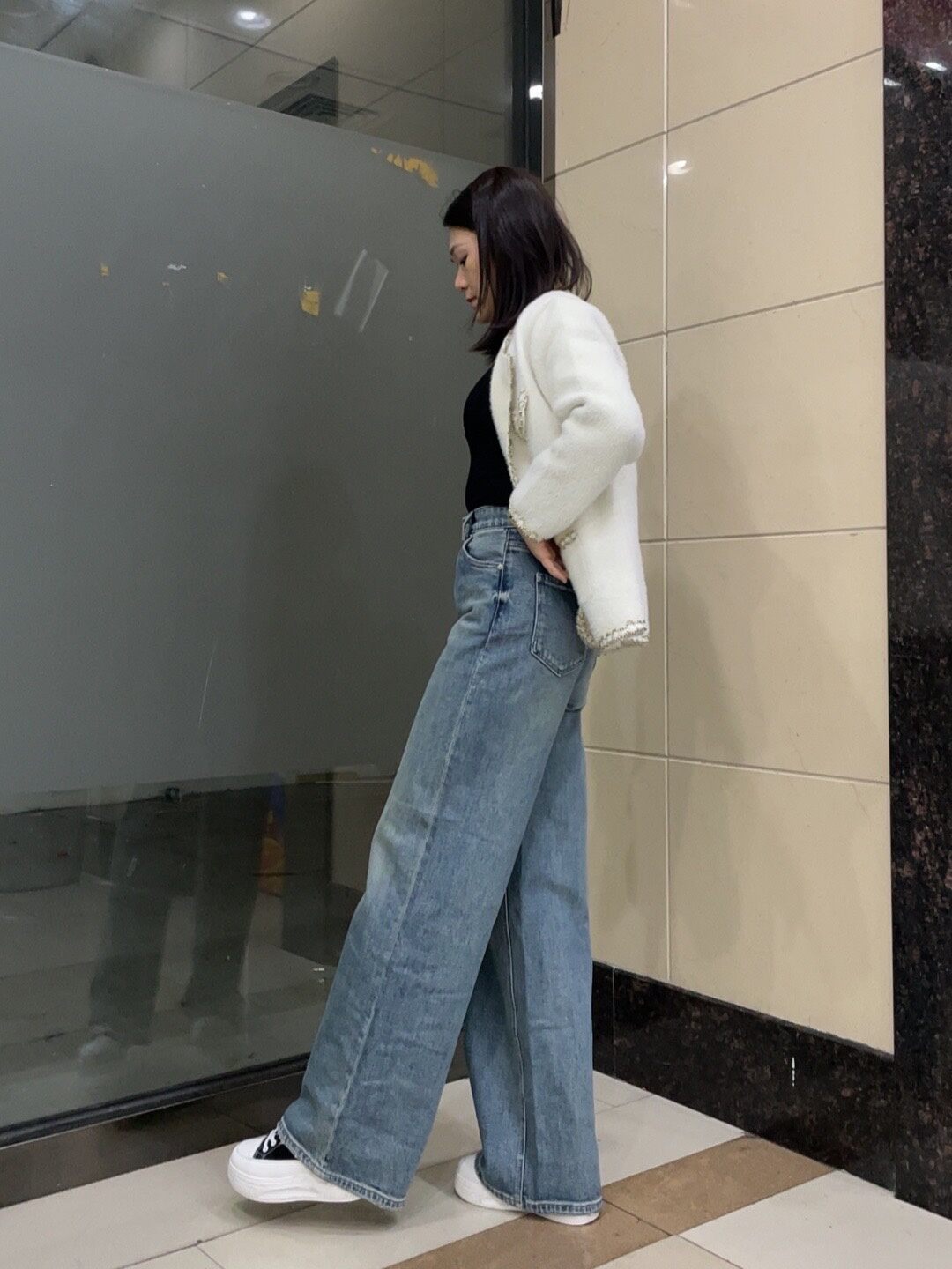MiniJeans blu nuovi di zecca con elastico a vita alta elasticizzati a gamba larga dal taglio dritto che allungano le gambe e nascondono pantaloni di carne
