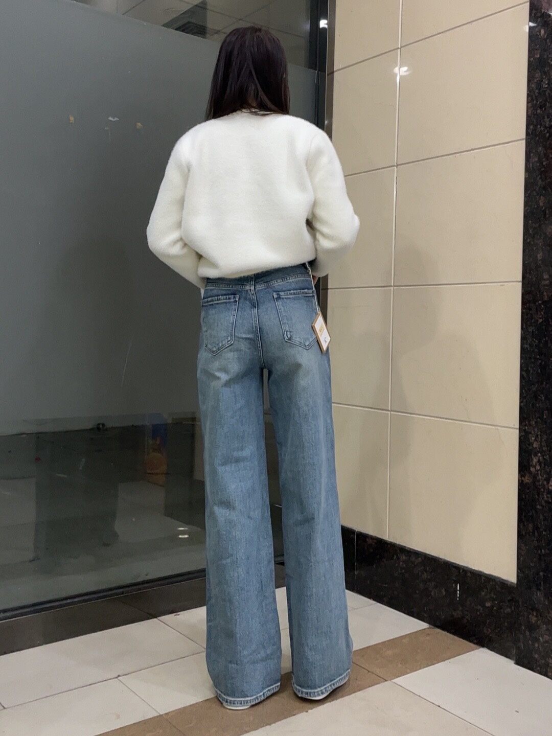MiniJeans blu nuovi di zecca con elastico a vita alta elasticizzati a gamba larga dal taglio dritto che allungano le gambe e nascondono pantaloni di carne