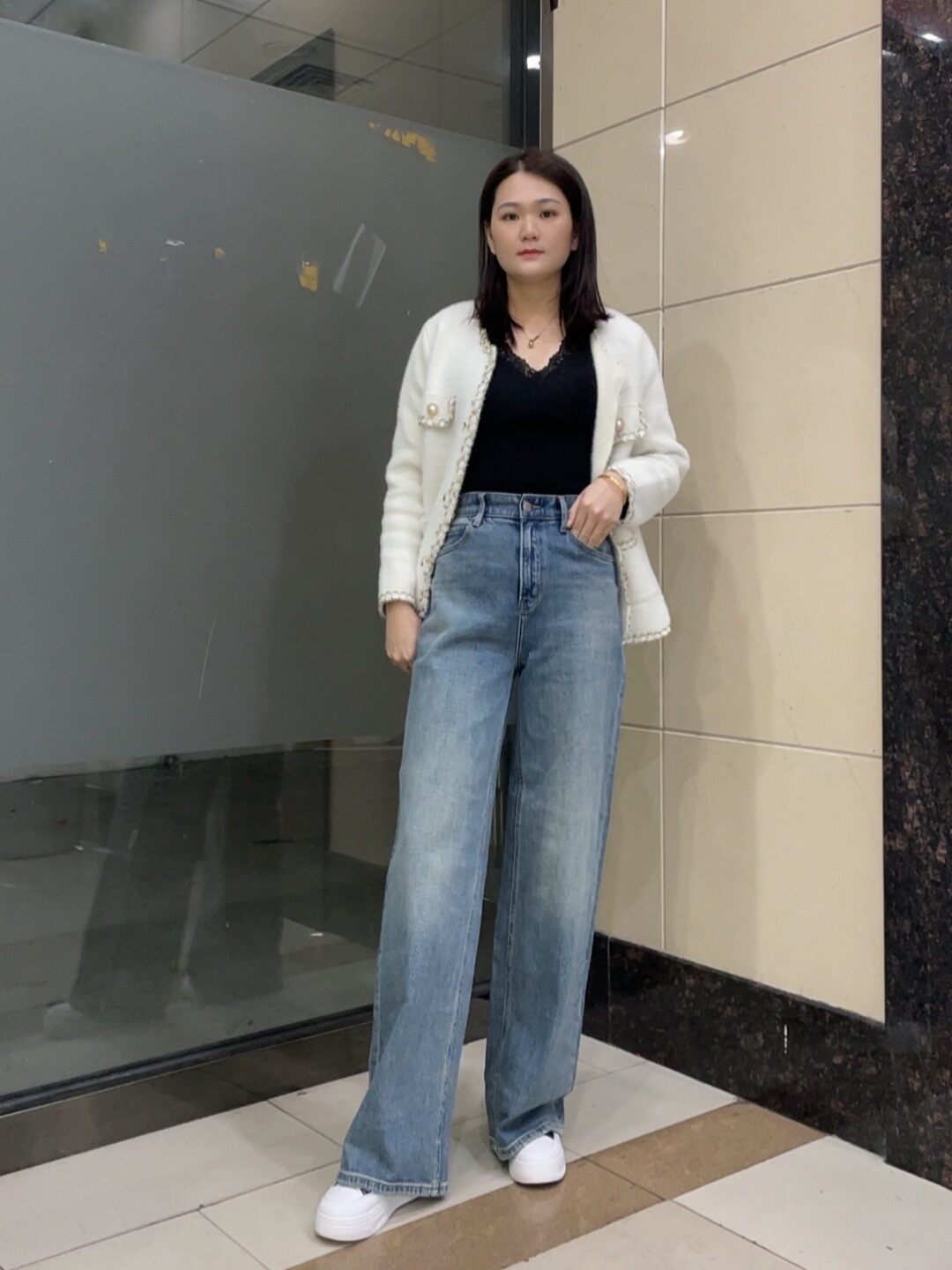 MiniJeans blu nuovi di zecca con elastico a vita alta elasticizzati a gamba larga dal taglio dritto che allungano le gambe e nascondono pantaloni di carne