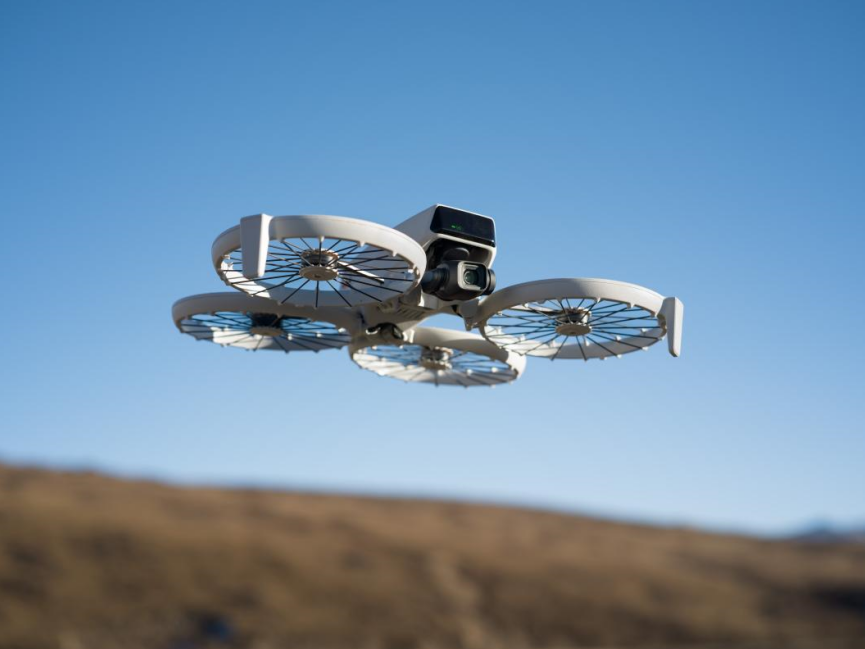 DJI Flip - طائرة بدون طيار مزودة بتحكم صوتي وتتبع الذكاء الاصطناعي مع واقي مروحة قابل للطي بتغطية كاملة / 4k60FPS / إرجاع ذكي / الوزن