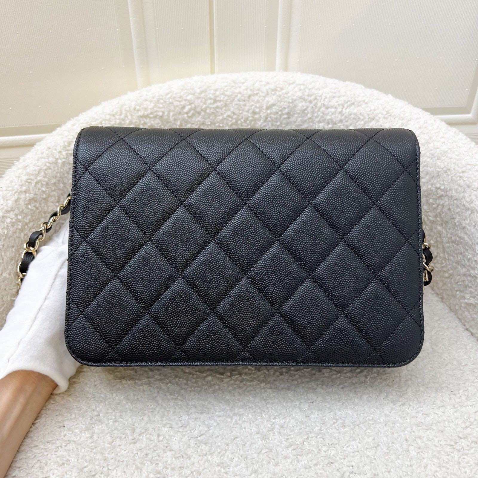 Bolso Chanel 22C con solapa tipo cartera en caviar negro y SHW (modelo: AS3003)