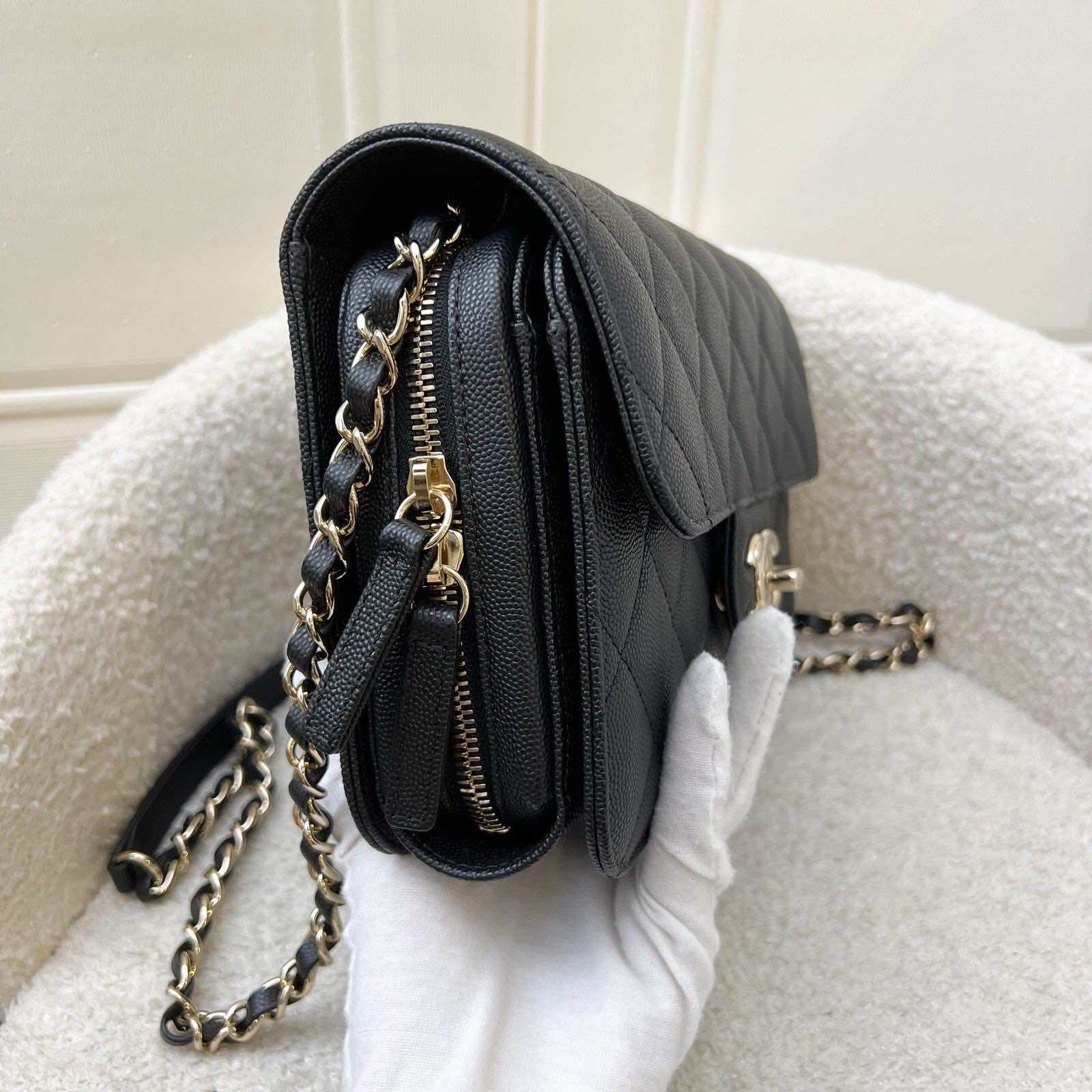 Bolso Chanel 22C con solapa tipo cartera en caviar negro y SHW (modelo: AS3003)