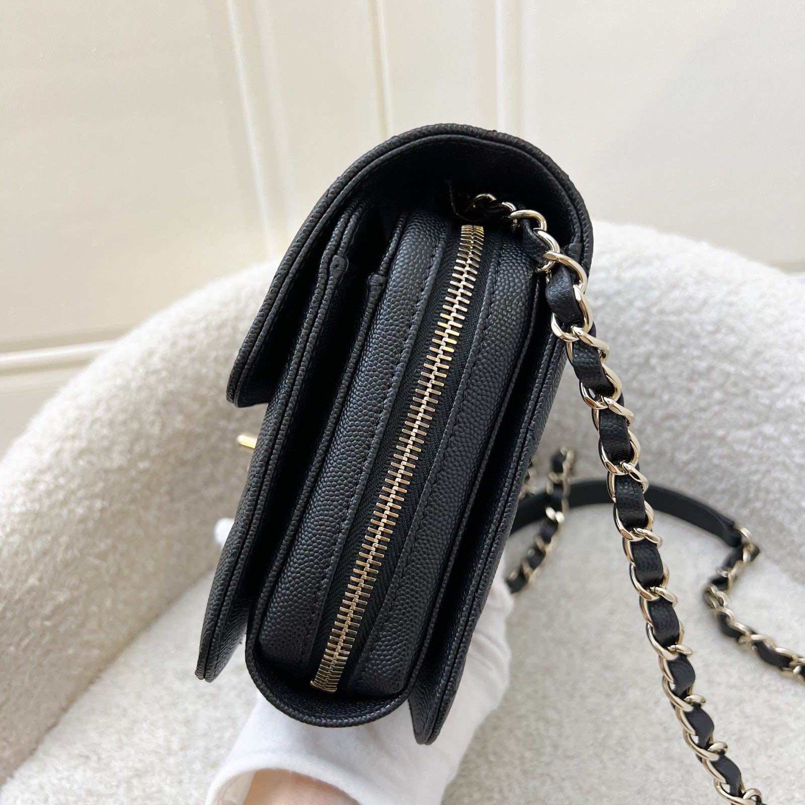 Bolso Chanel 22C con solapa tipo cartera en caviar negro y SHW (modelo: AS3003)