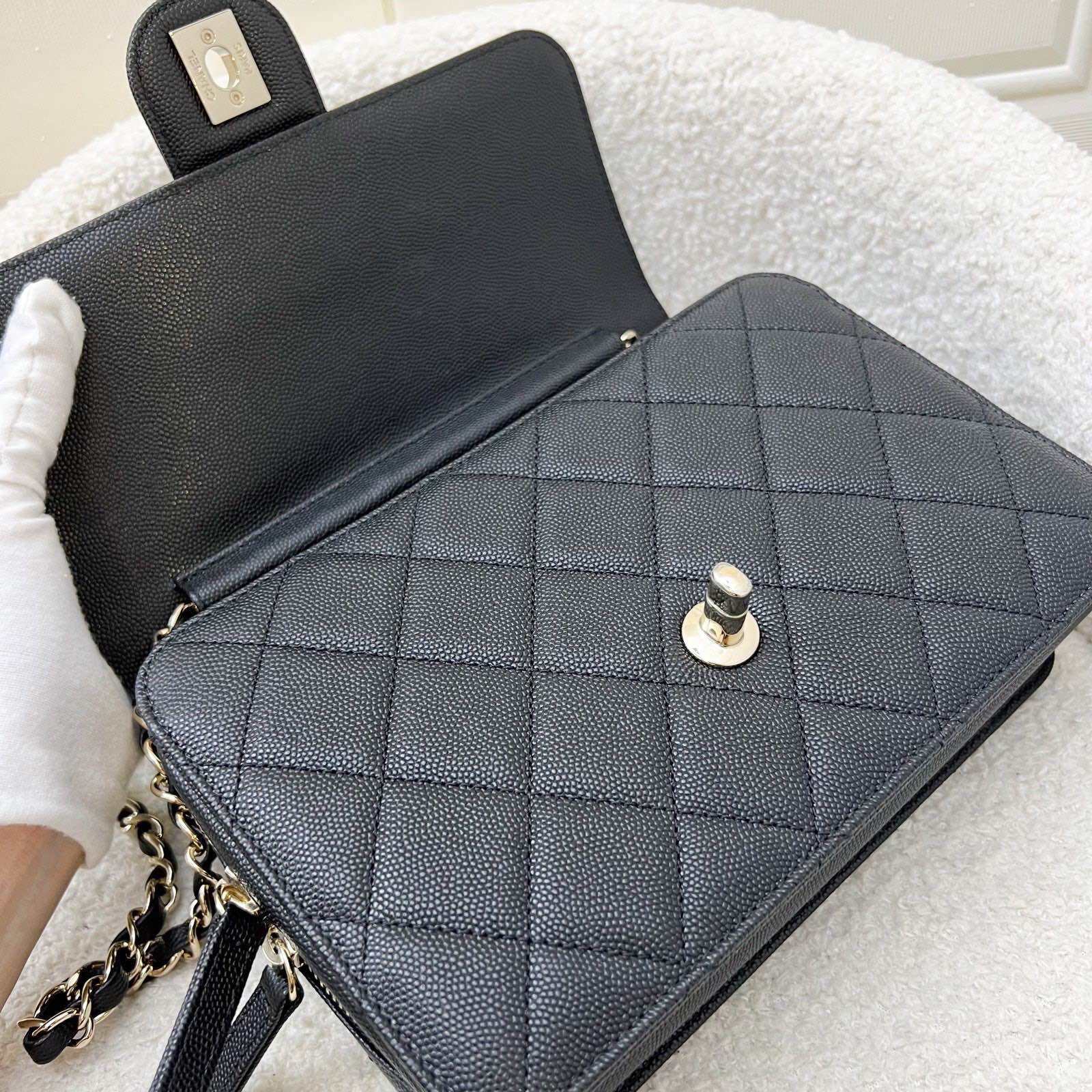 Bolso Chanel 22C con solapa tipo cartera en caviar negro y SHW (modelo: AS3003)