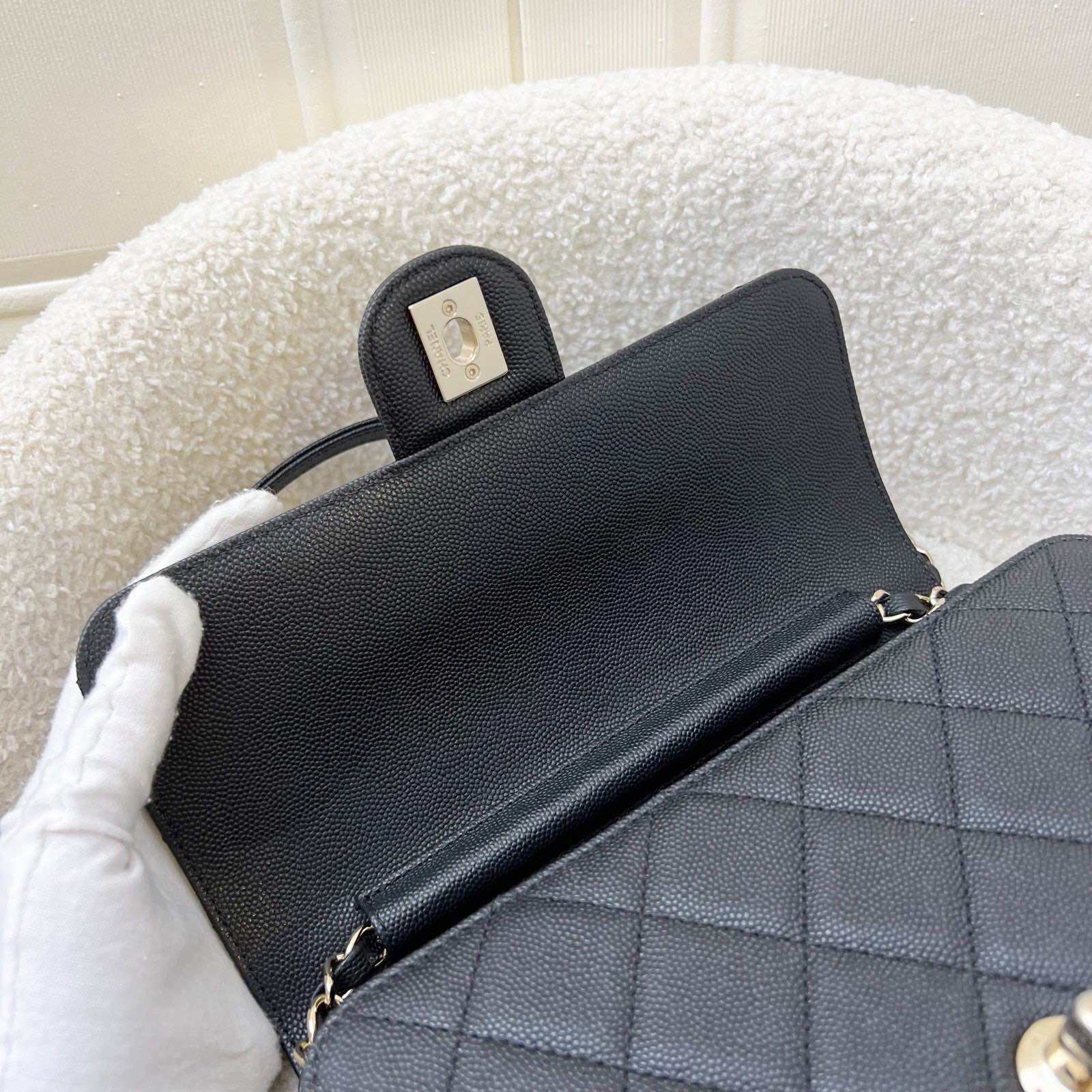 Bolso Chanel 22C con solapa tipo cartera en caviar negro y SHW (modelo: AS3003)