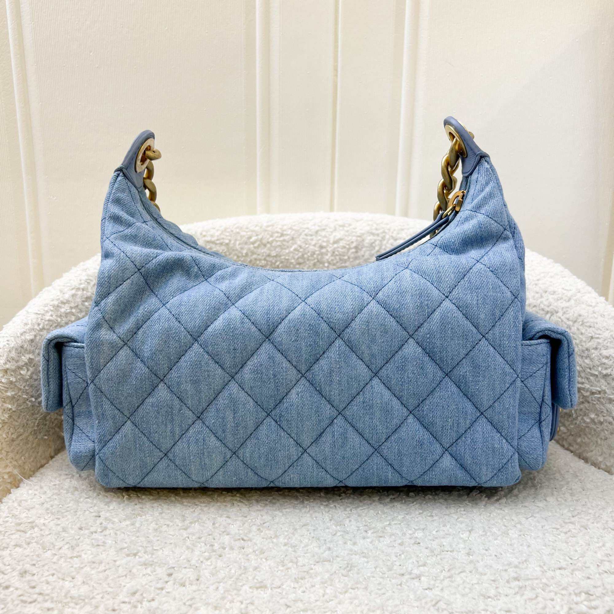 Borsa Hobo grande Chanel 25C in tessuto denim lavato blu chiaro e AGHW (Modello: AS5339)