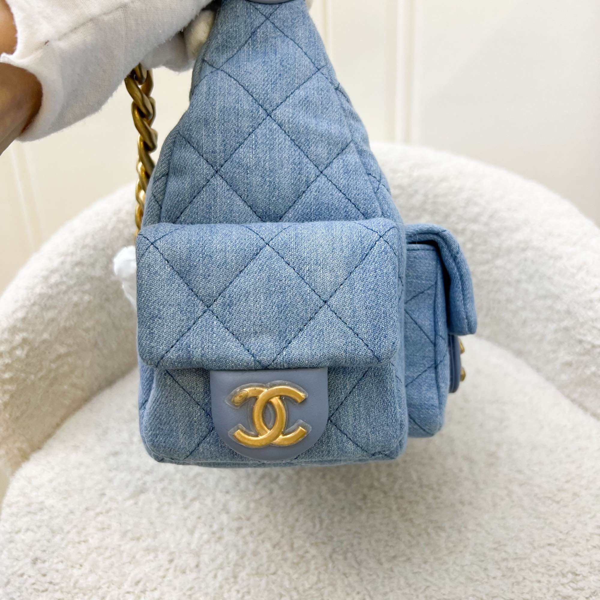 Borsa Hobo grande Chanel 25C in tessuto denim lavato blu chiaro e AGHW (Modello: AS5339)
