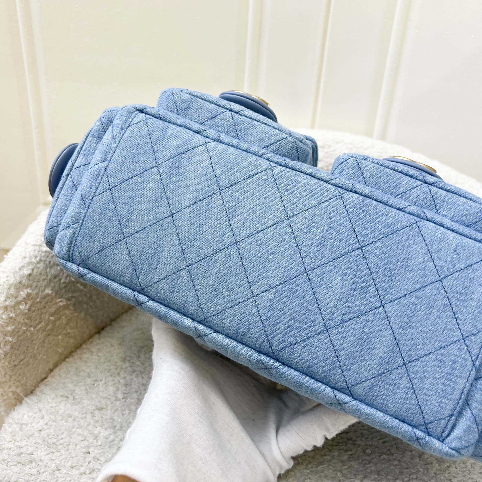 Borsa Hobo grande Chanel 25C in tessuto denim lavato blu chiaro e AGHW (Modello: AS5339)