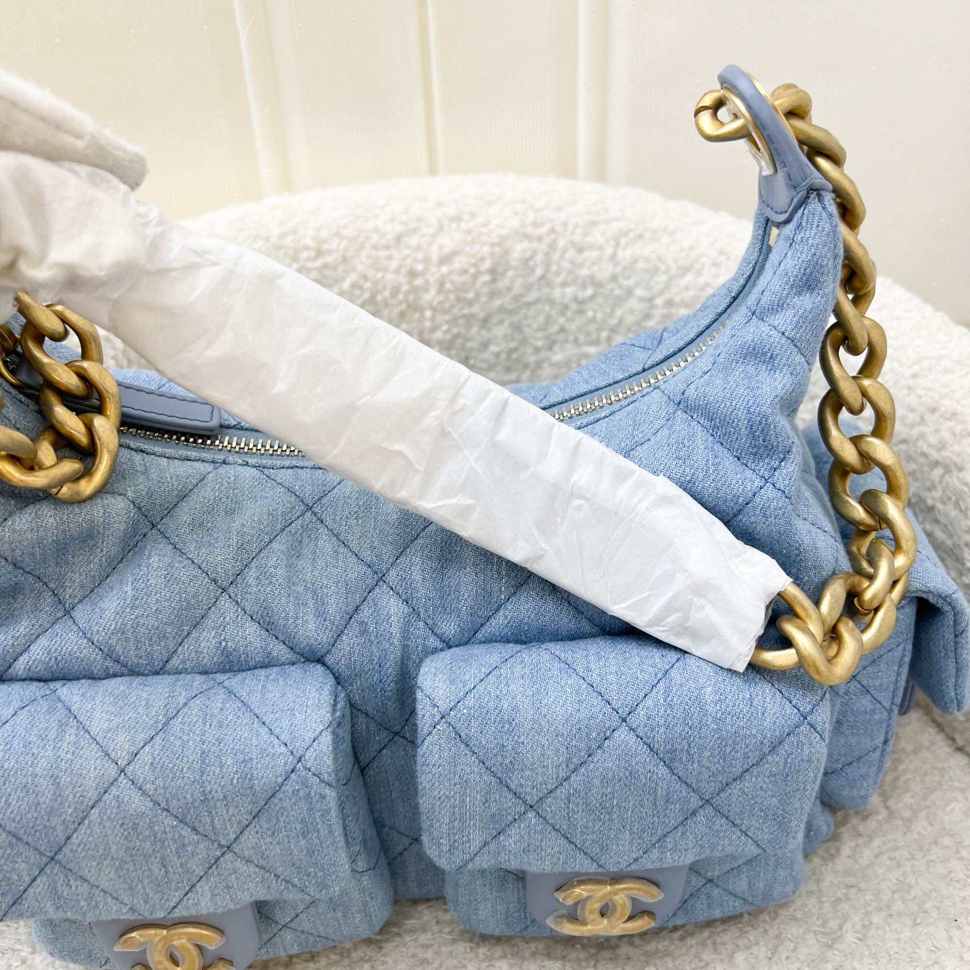 Borsa Hobo grande Chanel 25C in tessuto denim lavato blu chiaro e AGHW (Modello: AS5339)