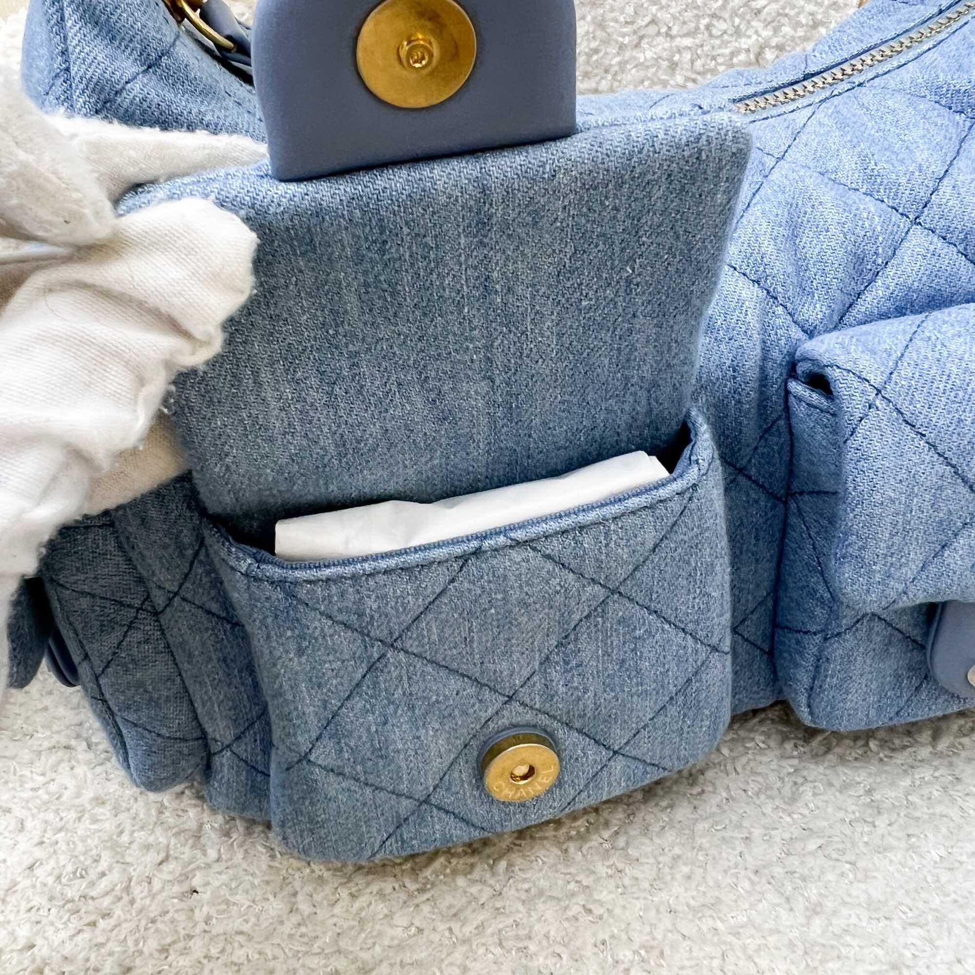 Borsa Hobo grande Chanel 25C in tessuto denim lavato blu chiaro e AGHW (Modello: AS5339)