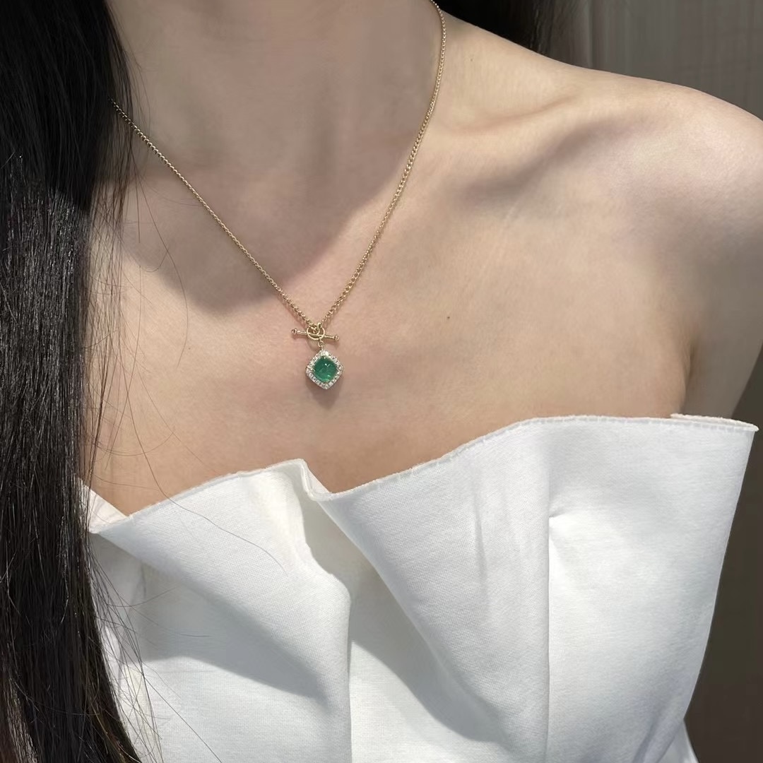 Montagne Jewelry 18k Pure Yellow Gold necklace for women Diamond Inset Elegant Retro Design Fine Jewellery Natural Vivid 1.5 Carat Emerald Pendant Necklace · v3