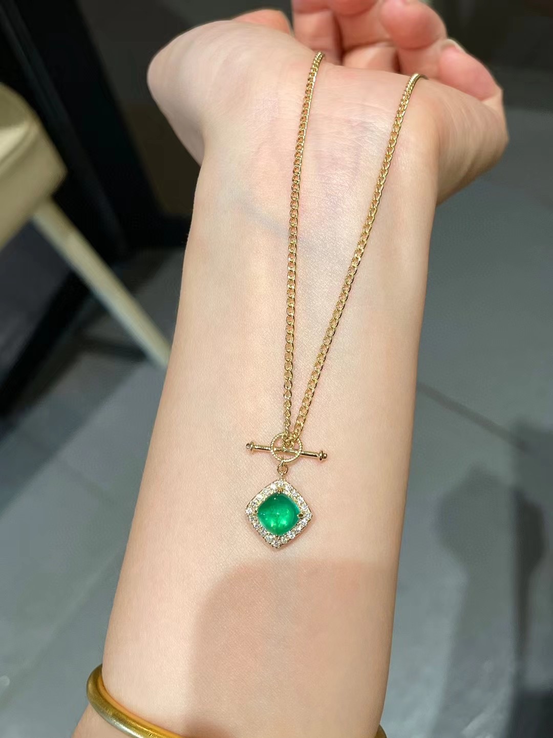 Montagne Jewelry 18k Pure Yellow Gold necklace for women Diamond Inset Elegant Retro Design Fine Jewellery Natural Vivid 1.5 Carat Emerald Pendant Necklace · v3