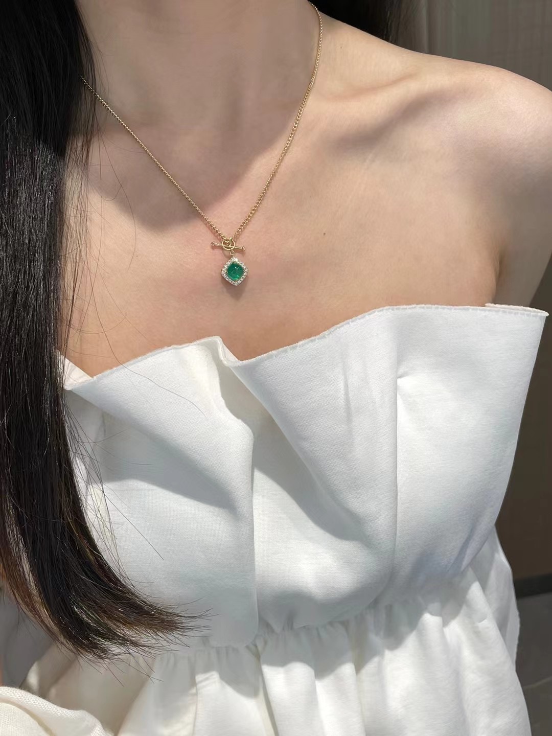 Montagne Jewelry 18k Pure Yellow Gold necklace for women Diamond Inset Elegant Retro Design Fine Jewellery Natural Vivid 1.5 Carat Emerald Pendant Necklace · v3