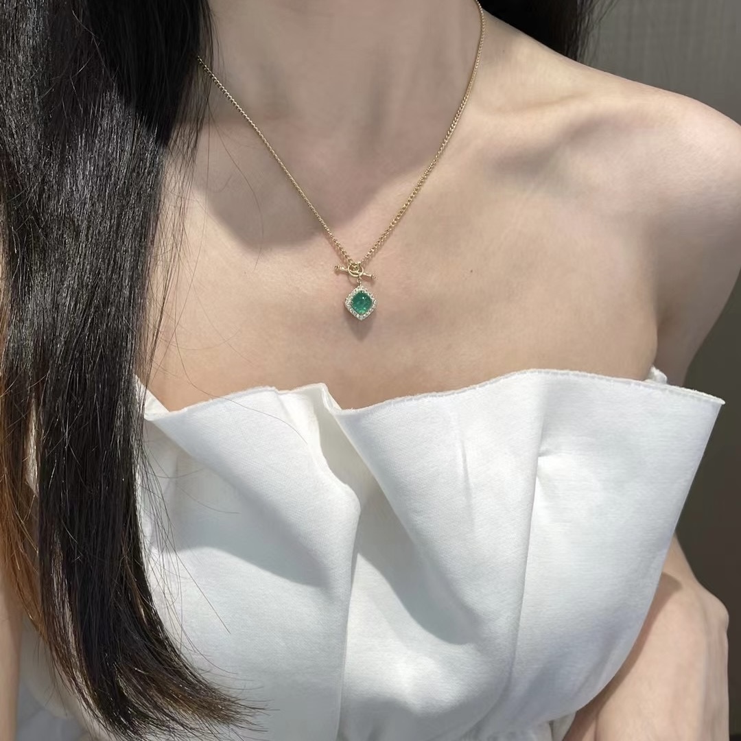 Montagne Jewelry 18k Pure Yellow Gold necklace for women Diamond Inset Elegant Retro Design Fine Jewellery Natural Vivid 1.5 Carat Emerald Pendant Necklace · v3