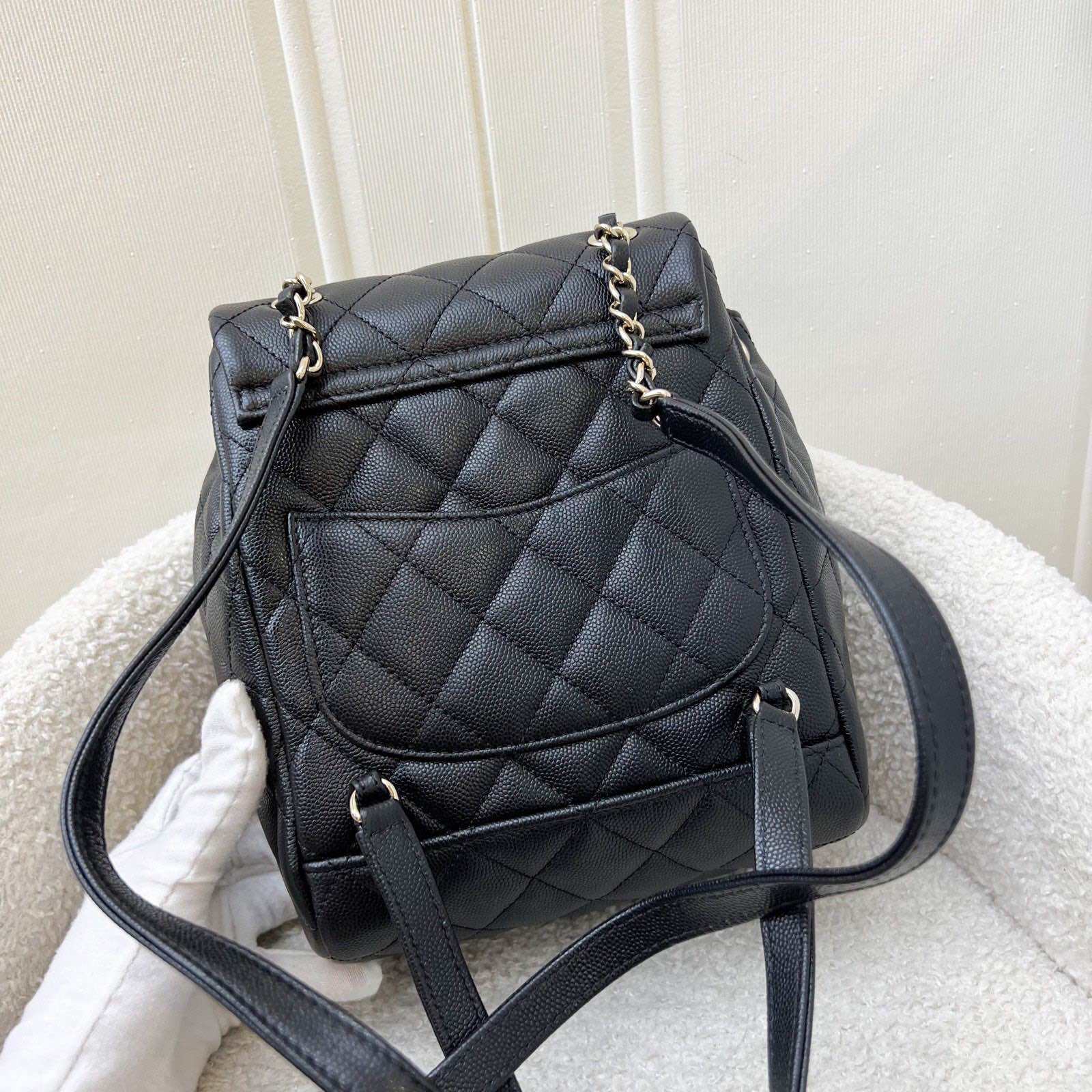 กระเป๋าเป้สะพายหลังขนาดเล็ก Urban Spirit ของ Chanel 24S ในสีคาเวียร์สีดำและ LGHW (รุ่น AS4058)