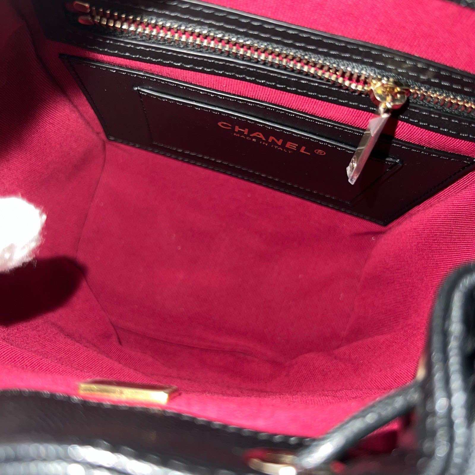 กระเป๋าเป้สะพายหลังขนาดเล็ก Urban Spirit ของ Chanel 24S ในสีคาเวียร์สีดำและ LGHW (รุ่น AS4058)