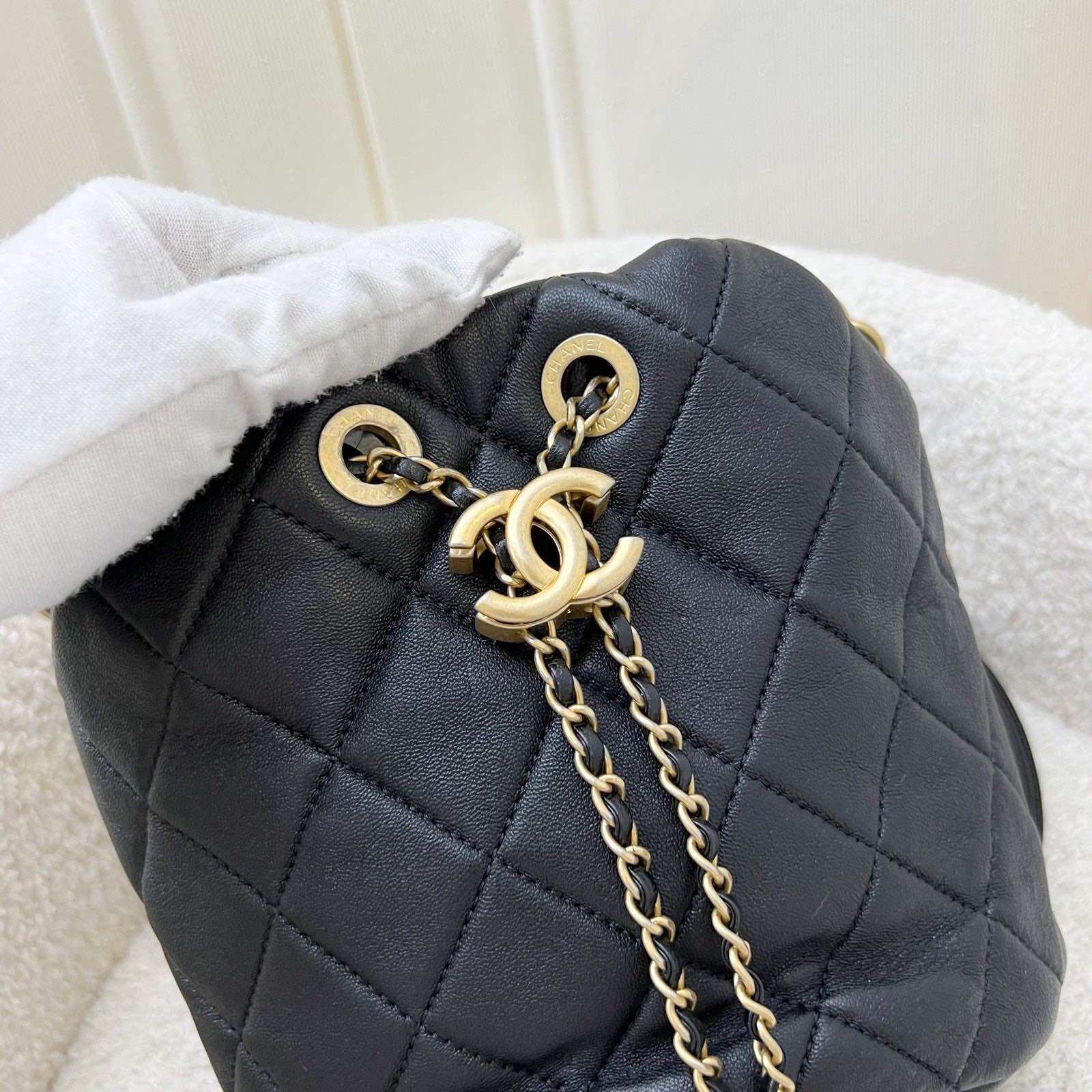 Mini borsa a secchiello con coulisse Chanel Pearl Handle in pelle di agnello nera e AGHW (Modello: AS2608)