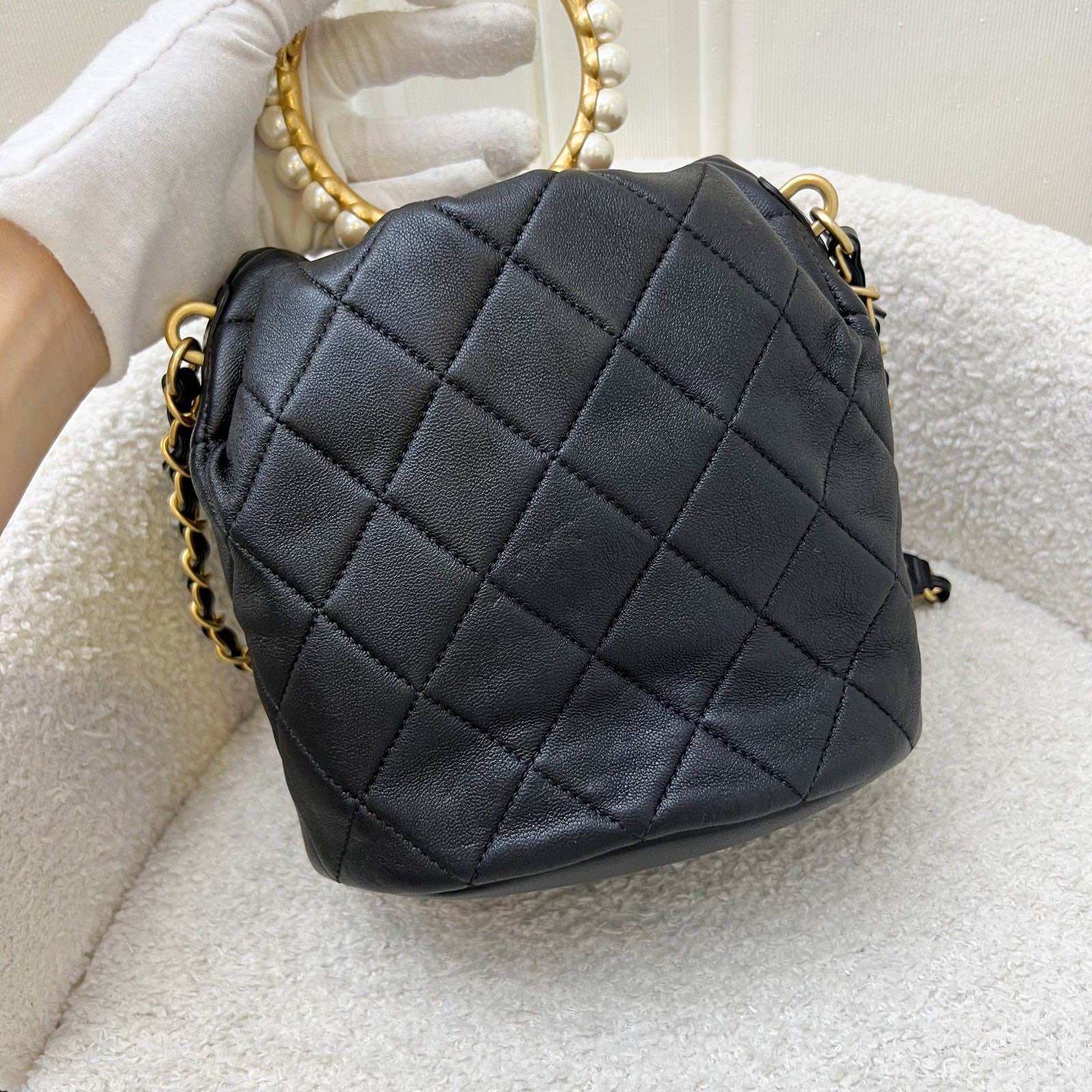 Mini borsa a secchiello con coulisse Chanel Pearl Handle in pelle di agnello nera e AGHW (Modello: AS2608)
