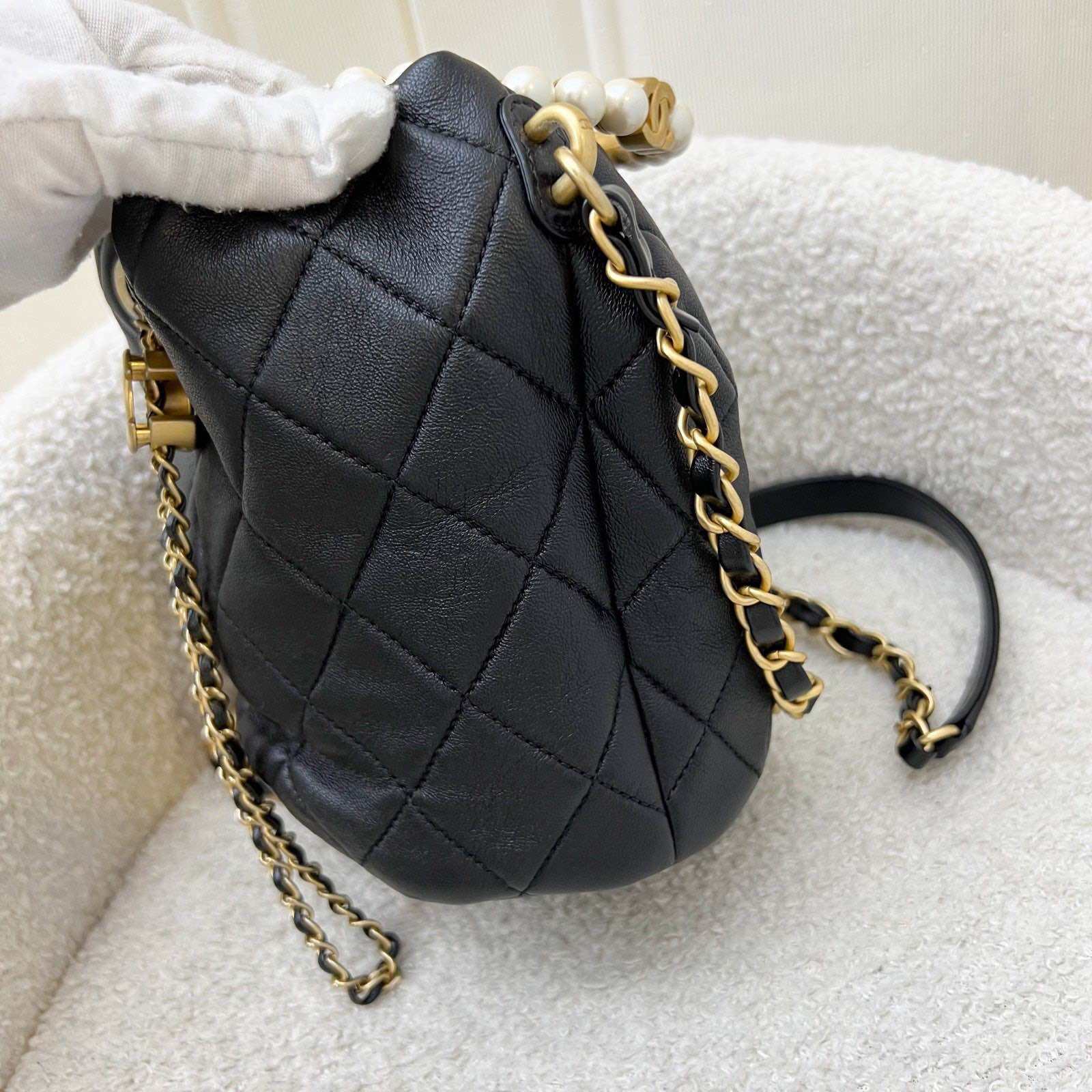Mini borsa a secchiello con coulisse Chanel Pearl Handle in pelle di agnello nera e AGHW (Modello: AS2608)
